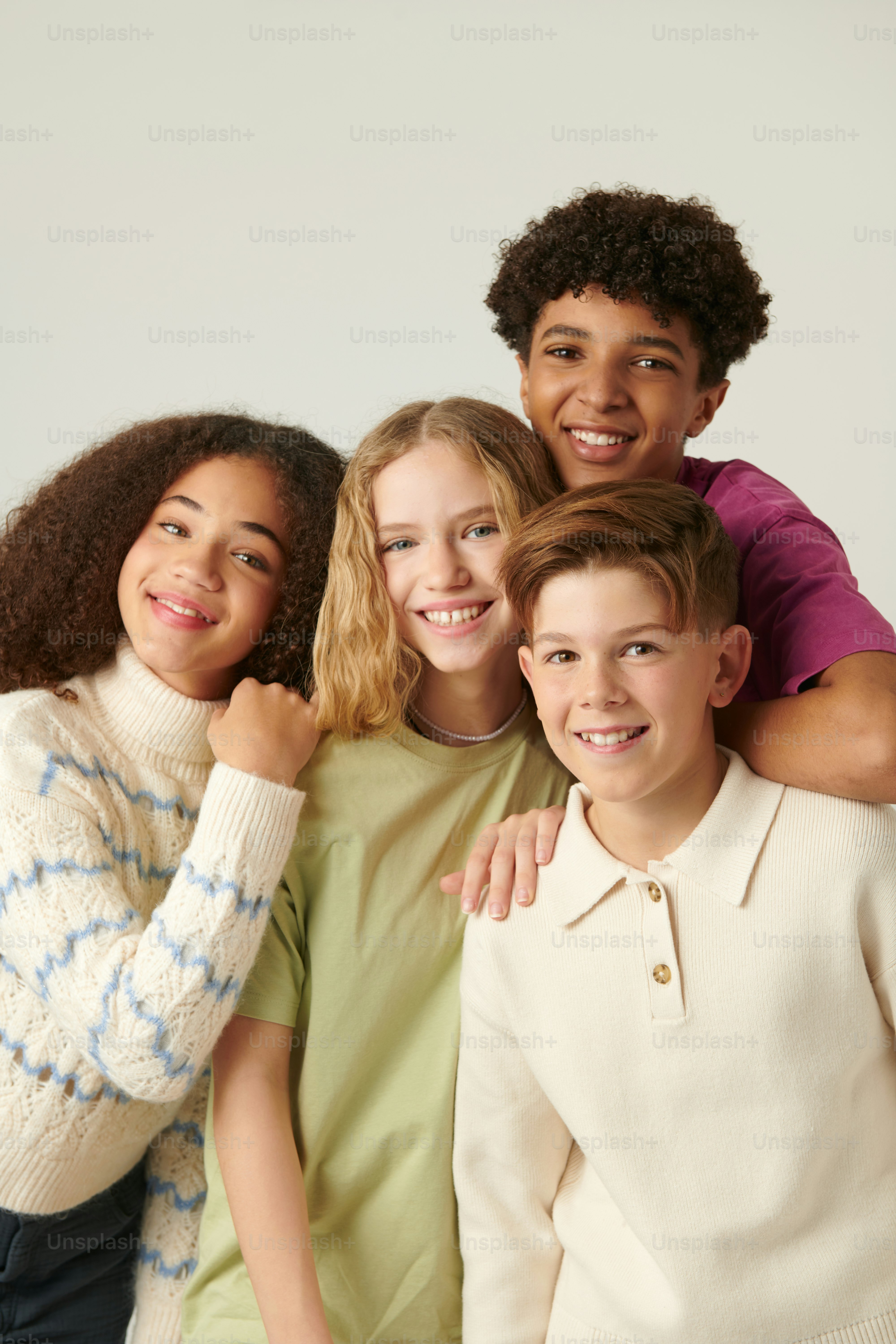 Eine Gruppe von Kindern posiert für ein Foto