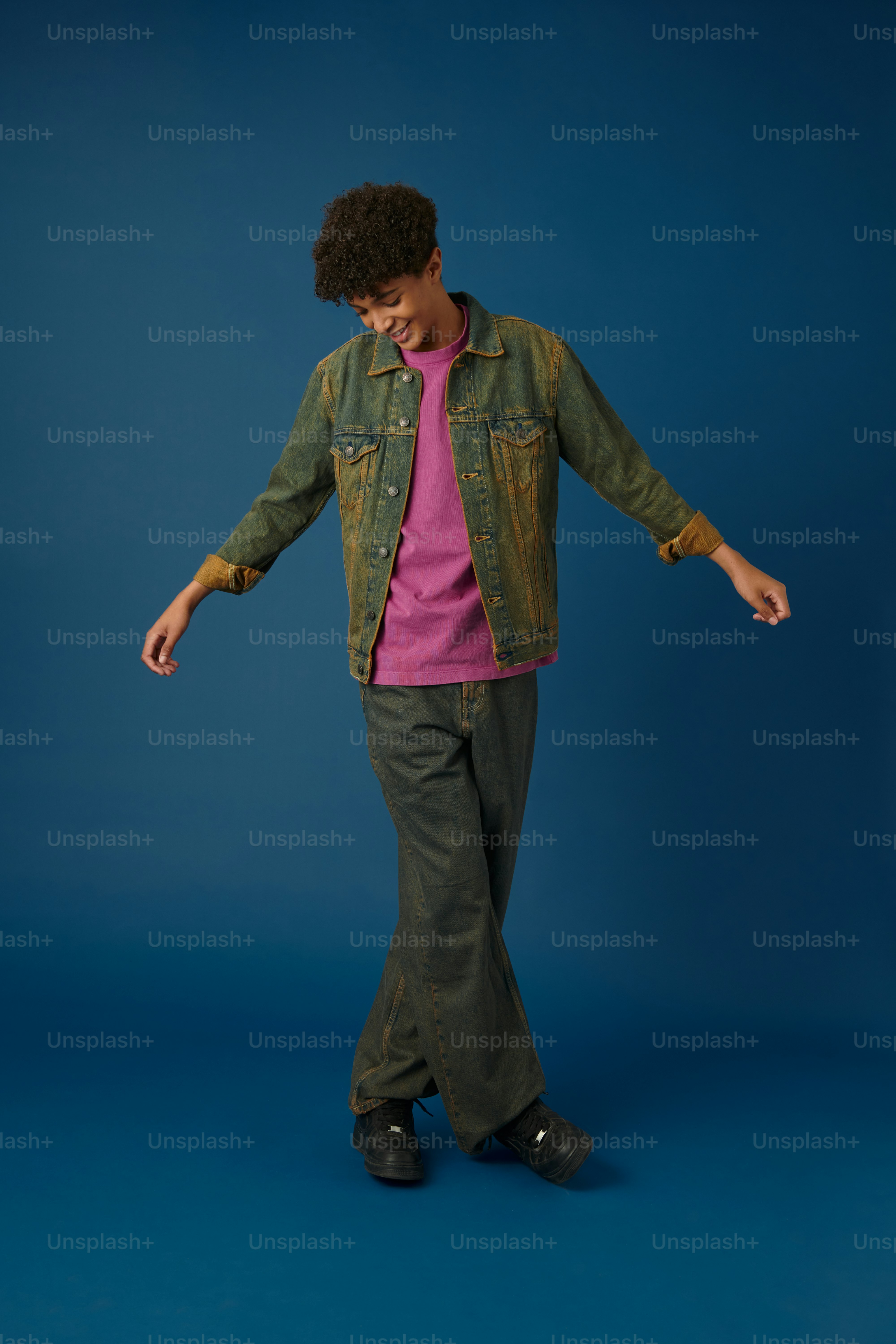 緑のジャケットとピンクのシャツを着た男性