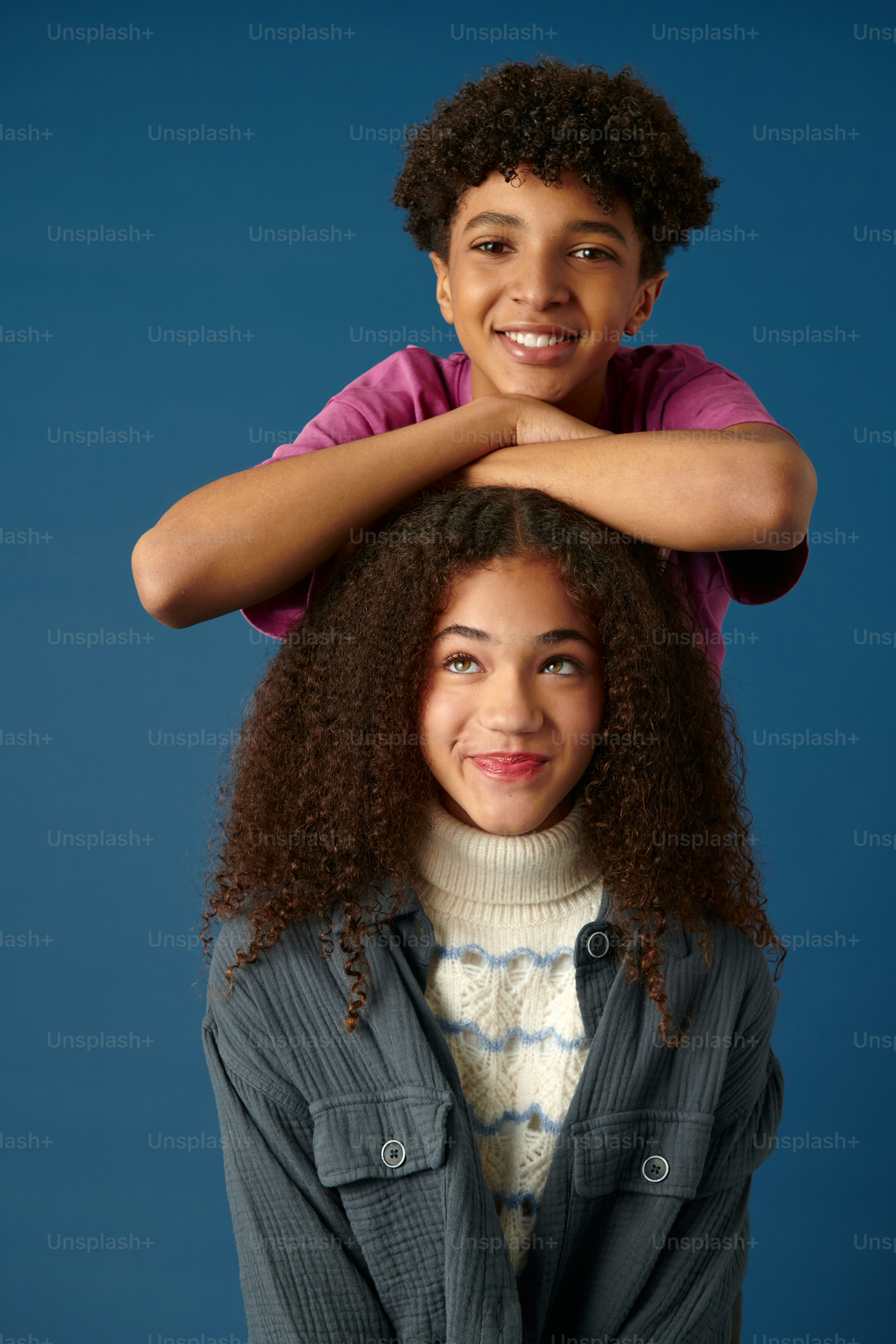 Um menino e uma menina estão posando para uma foto