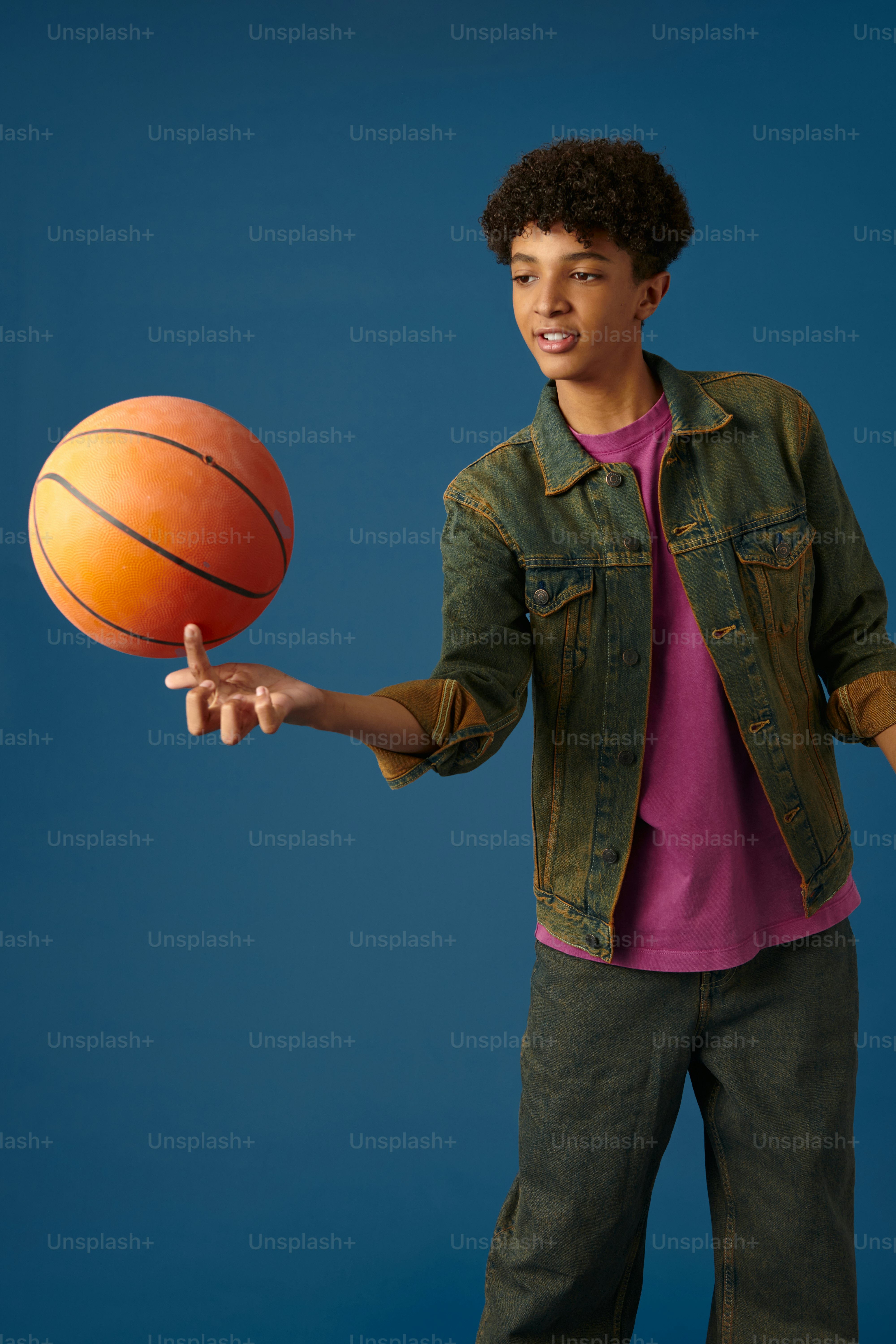 バスケットボールを手にした青年
