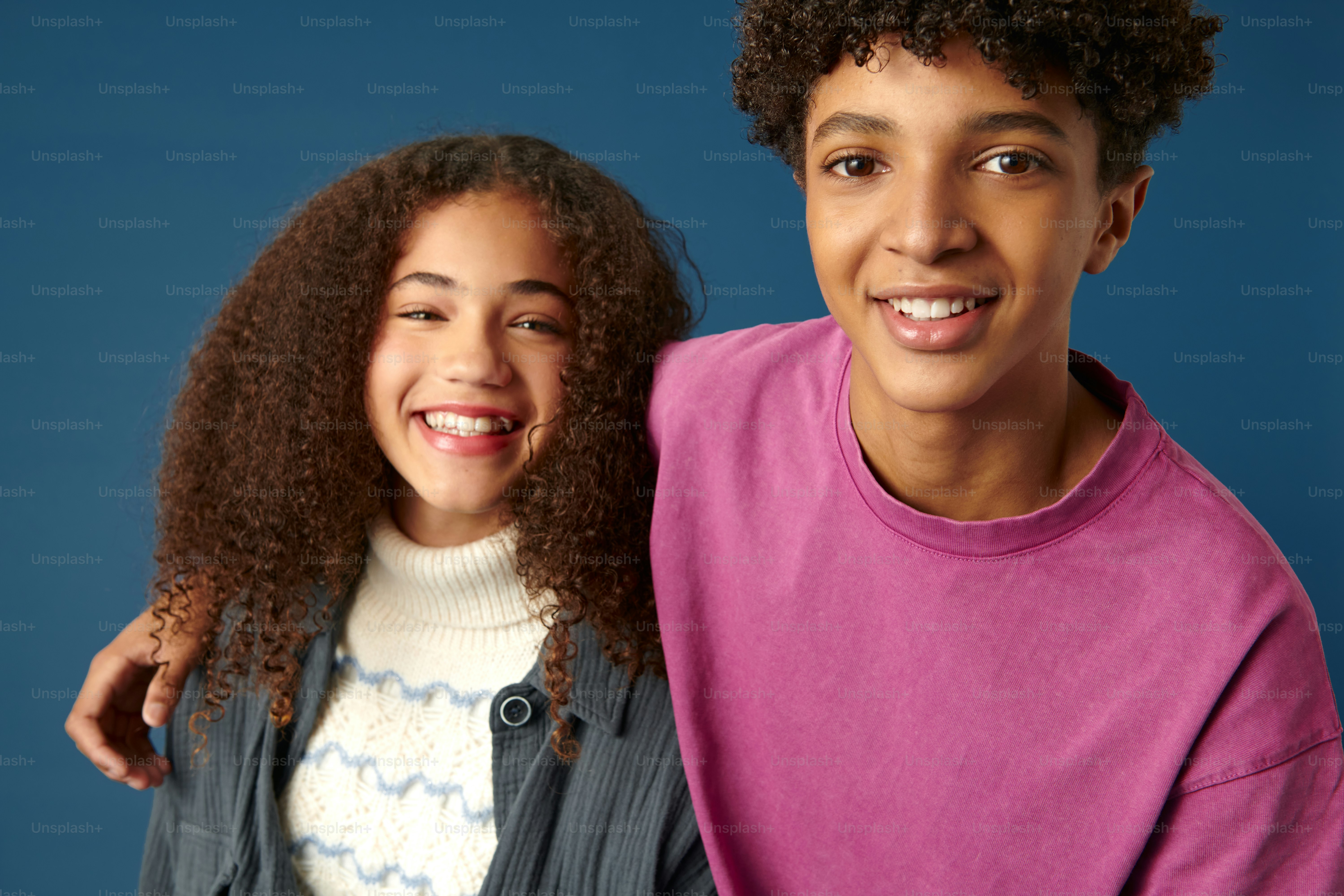 写真のポーズをとる男の子と女の子