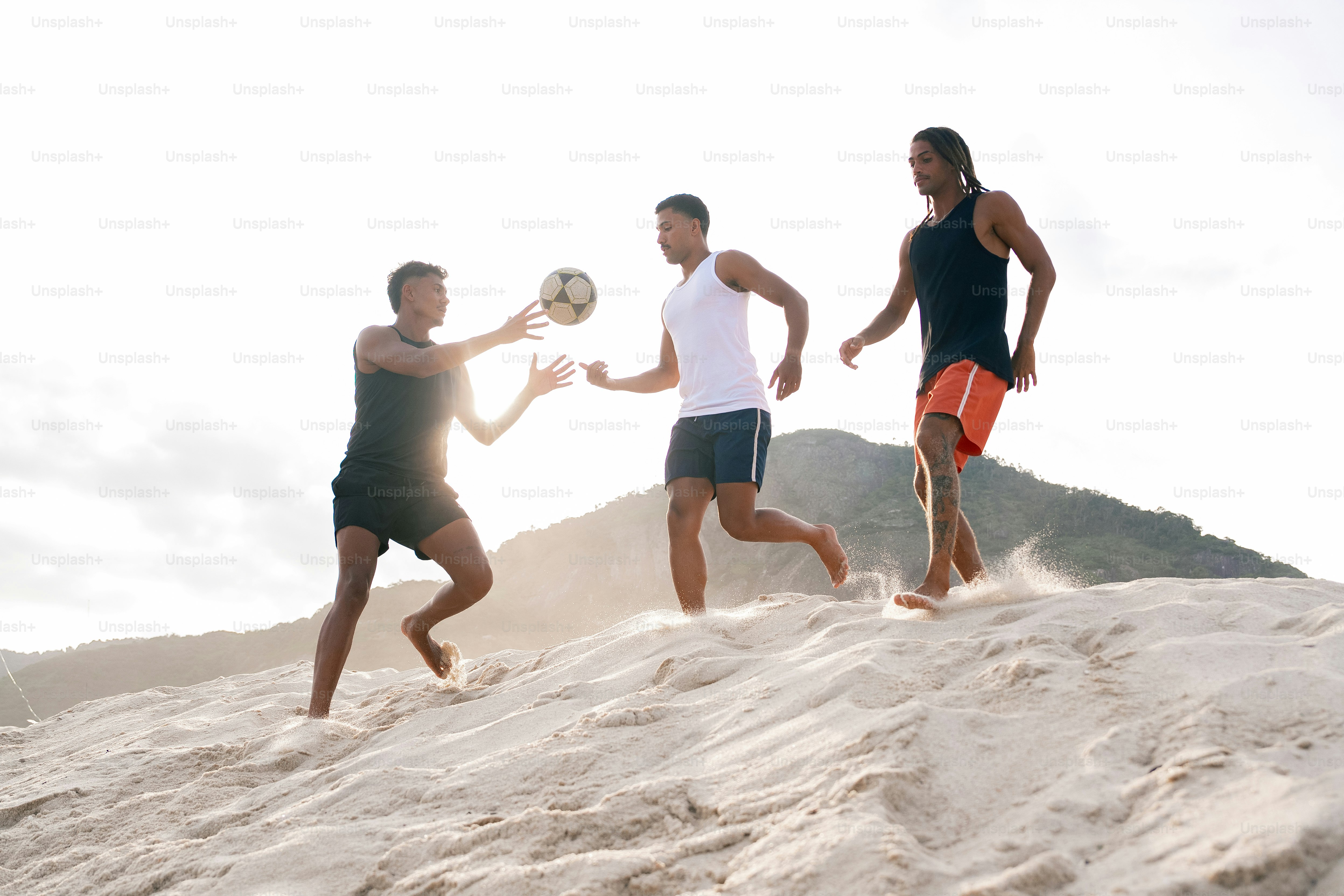 un gruppo di giovani che giocano a calcio