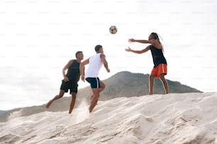 Eine Gruppe junger Männer, die eine Partie Fußball spielen