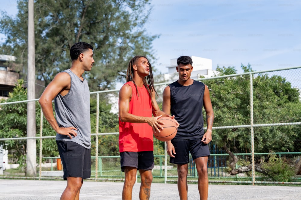 un grupo de jóvenes parados alrededor de una pelota de baloncesto