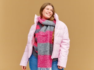 분홍색 재킷과 분홍색과 회색 스카프를 두른 여성