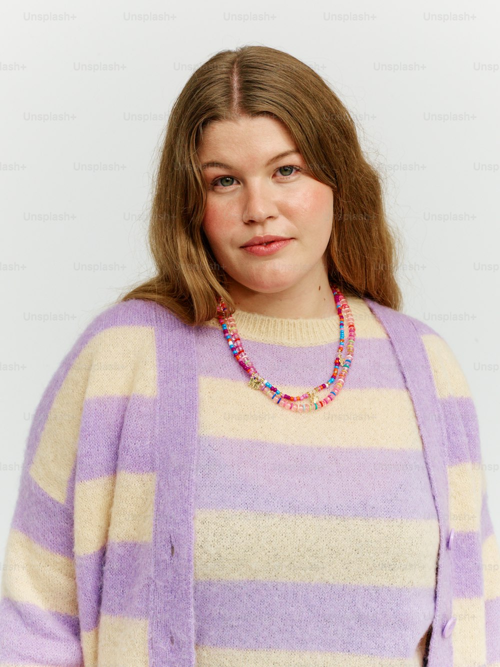 una mujer con un suéter de rayas moradas y blancas