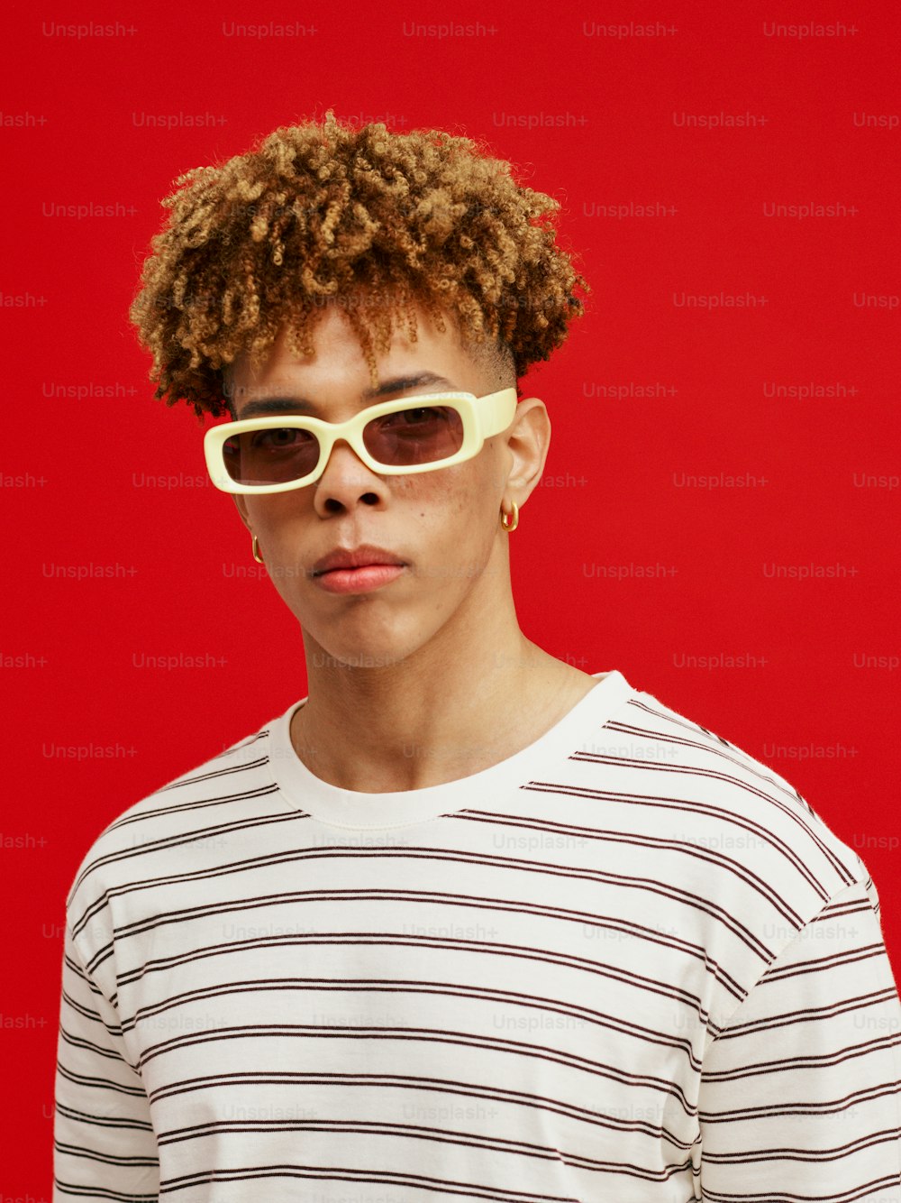 Ein junger Mann mit einer Sonnenbrille im Gesicht