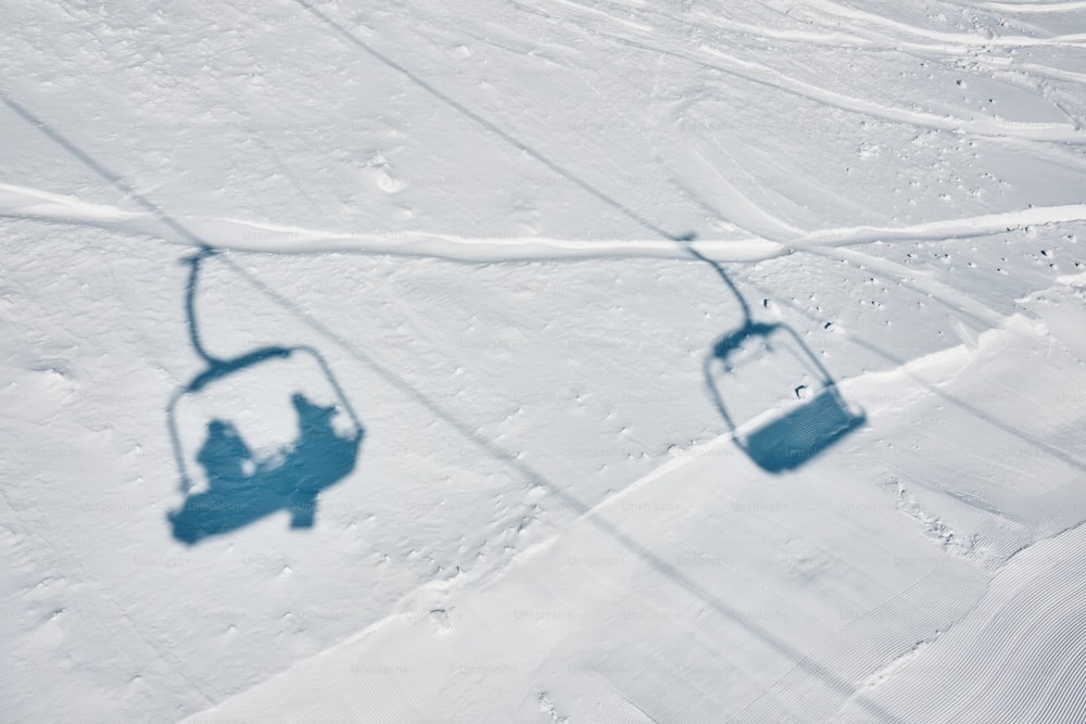 ein Skilift mit zwei Personen im Schnee
