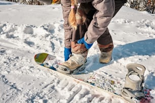 una persona in piedi su uno snowboard nella neve