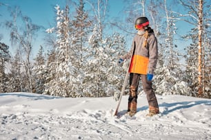 una persona de pie en la nieve con un par de esquís
