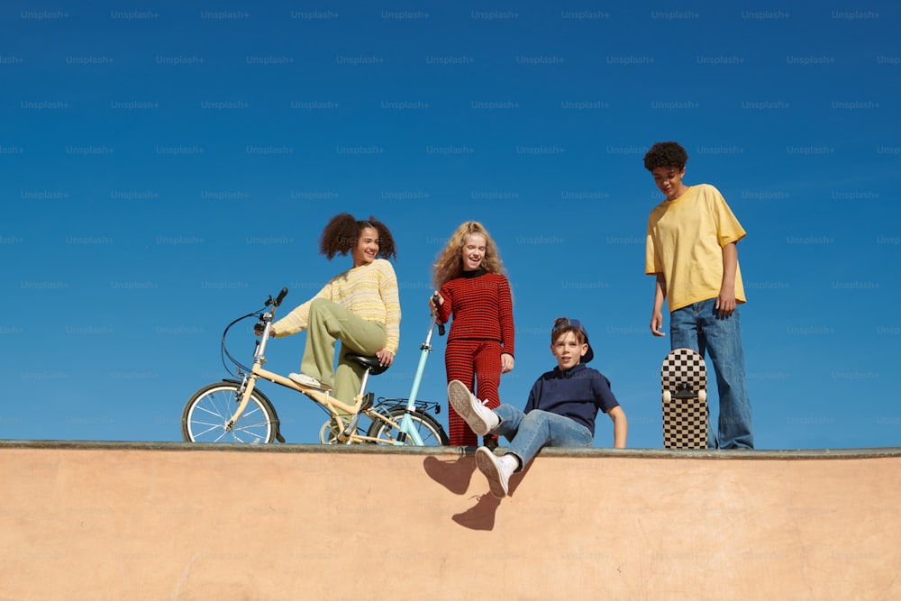 Eine Gruppe von Menschen, die um eine Skateboard-Rampe herum stehen