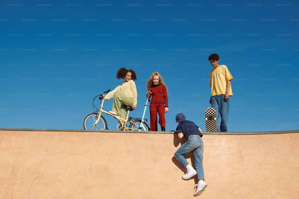 스케이��트보드 경사로 위에 서 있는 한 무리의 사람들