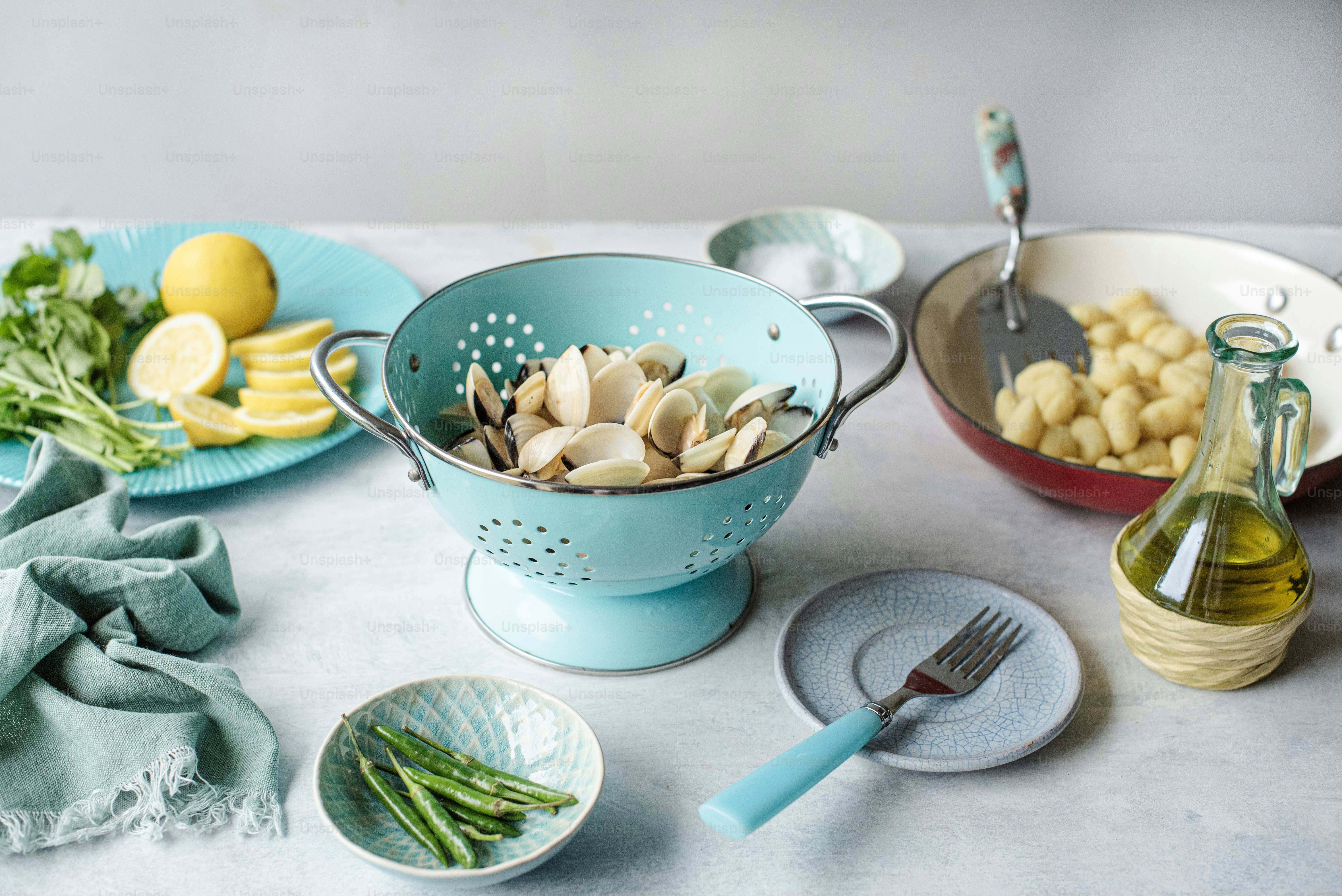 uma mesa coberta com pratos e tigelas cheias de comida