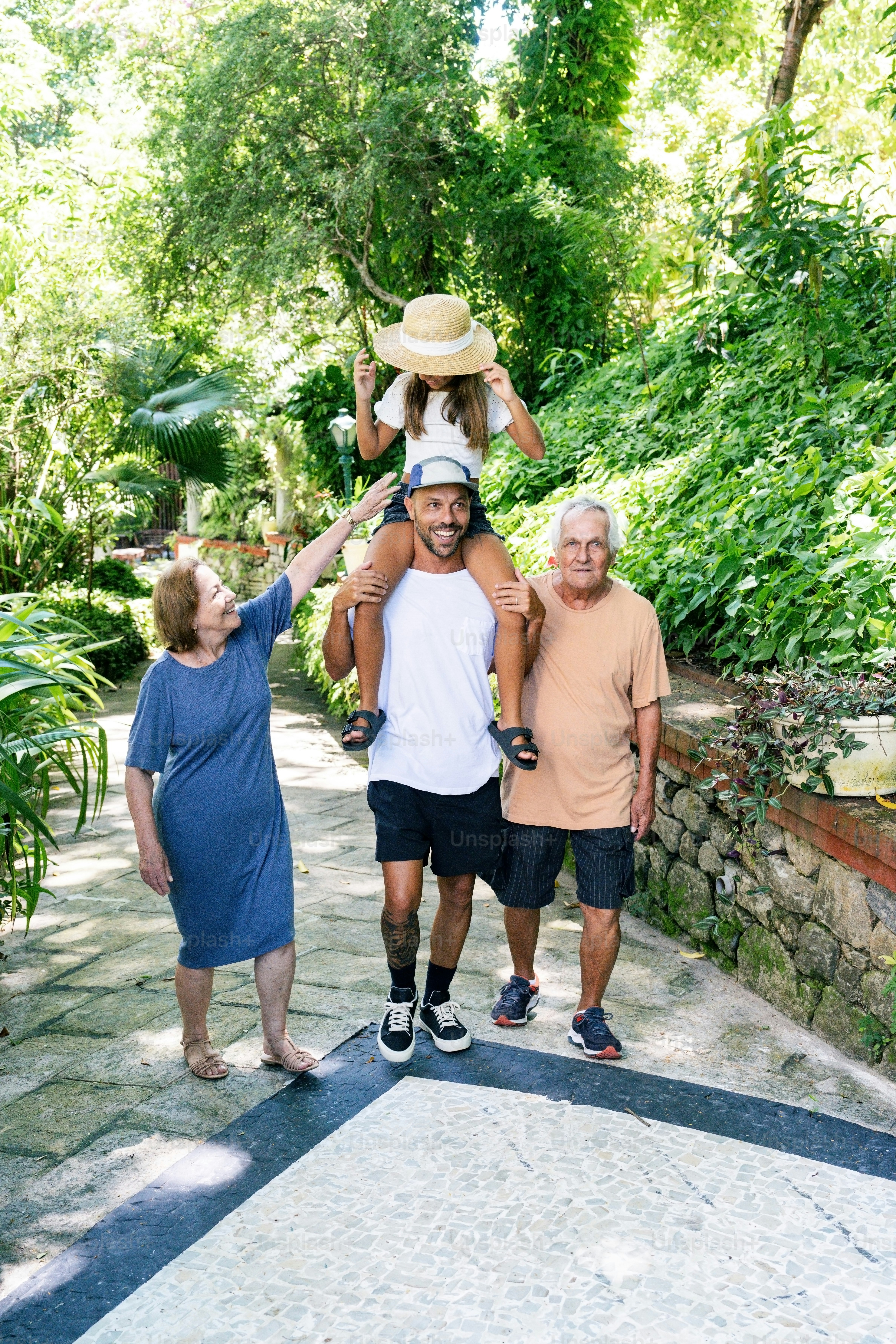 un gruppo di persone in piedi l'una intorno all'altra