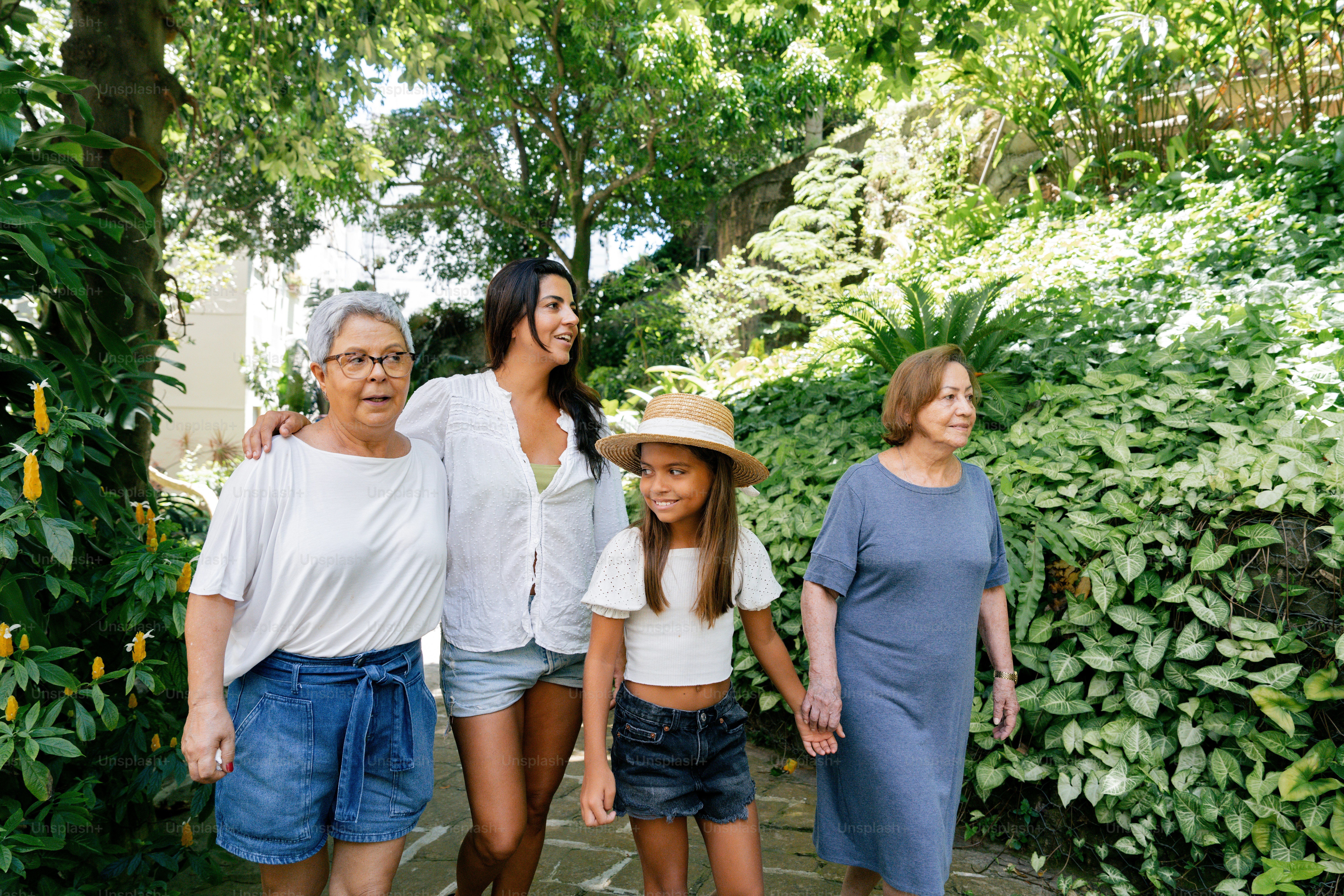 un gruppo di donne in piedi l'una accanto all'altra