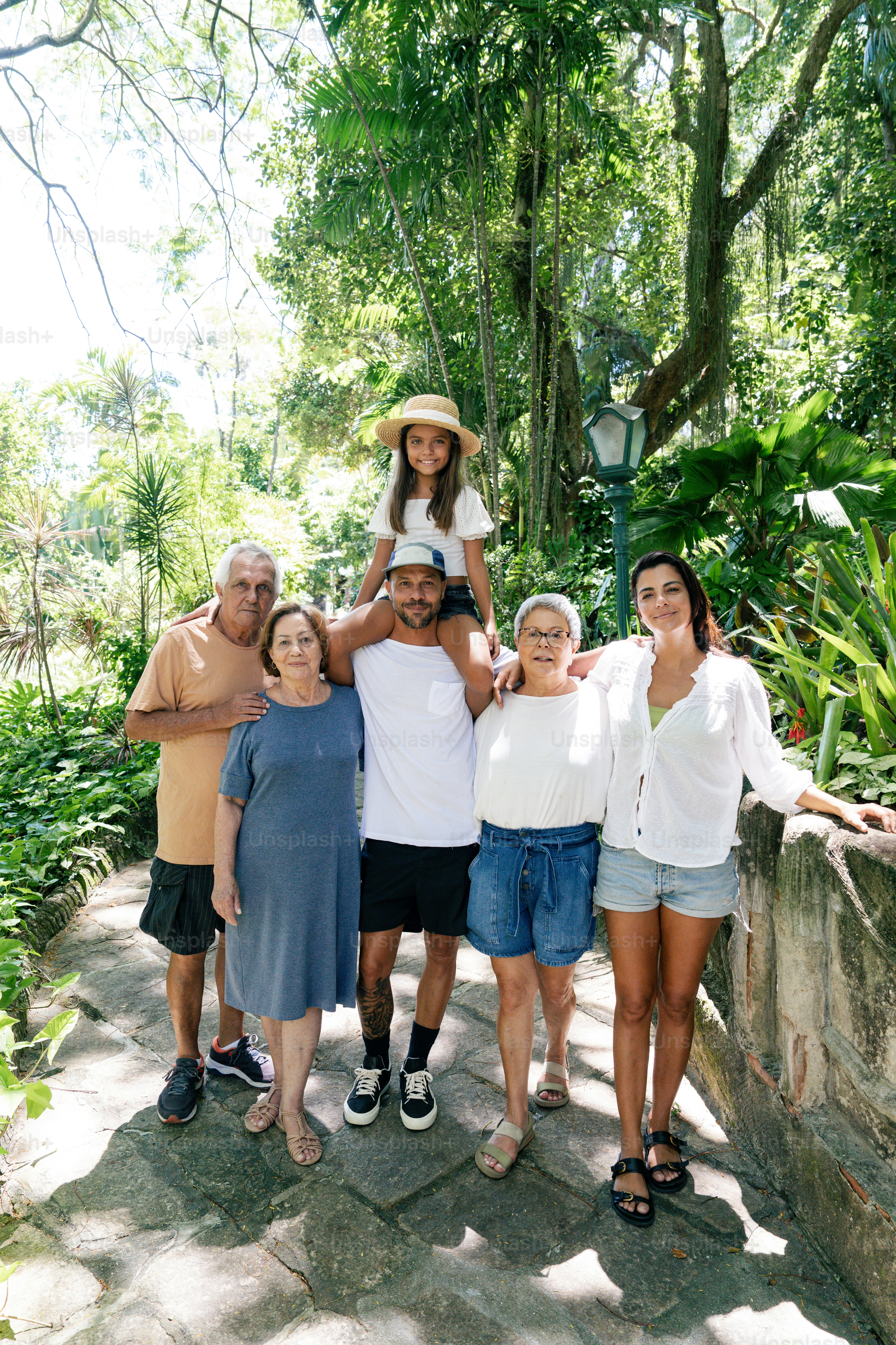 un groupe de personnes debout les unes à côté des autres