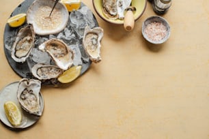 una mesa cubierta con ostras y rodajas de limón