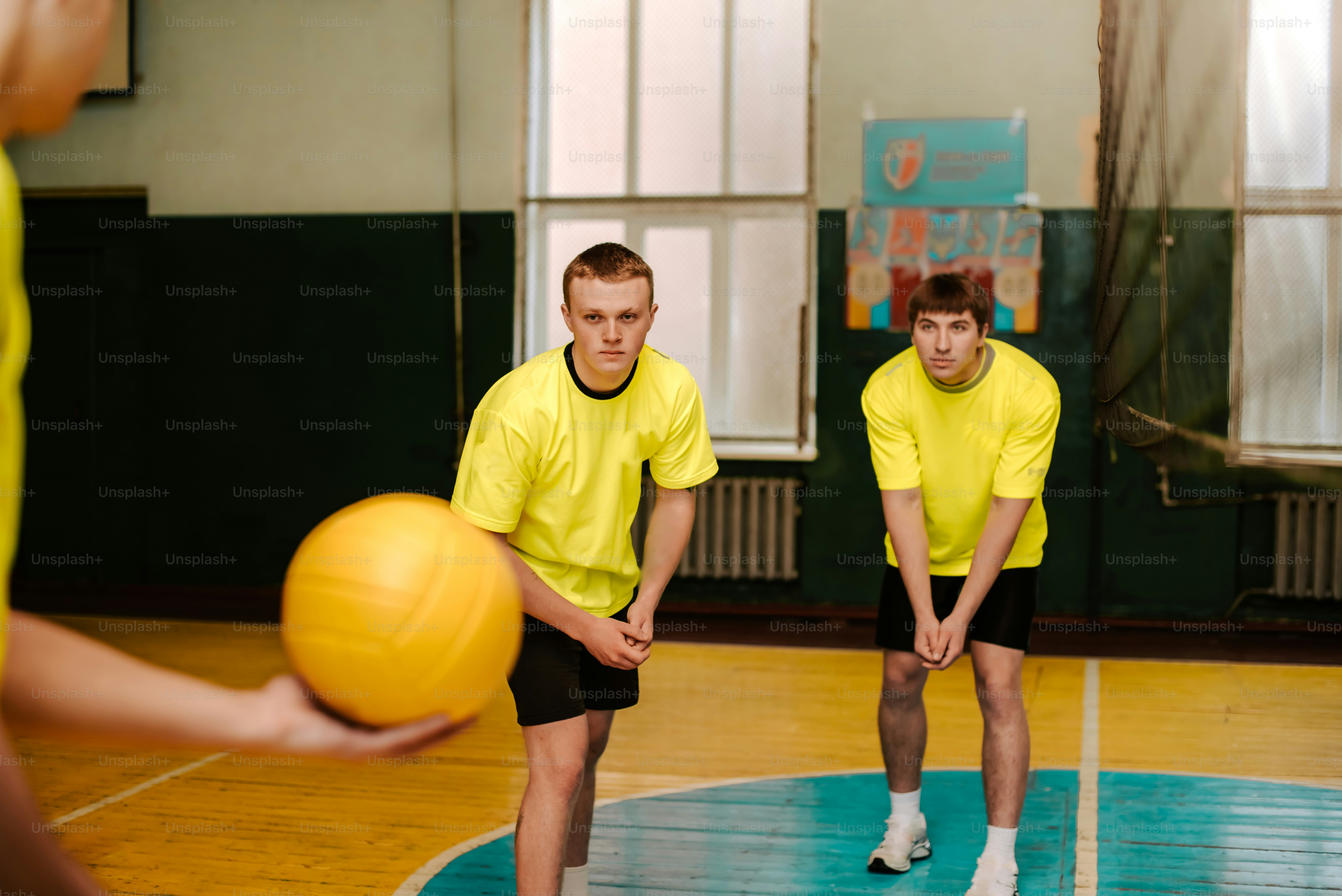 ein paar Männer, die auf einem Basketballplatz stehen