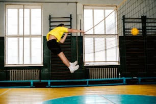 une personne qui saute en l’air avec une raquette de tennis