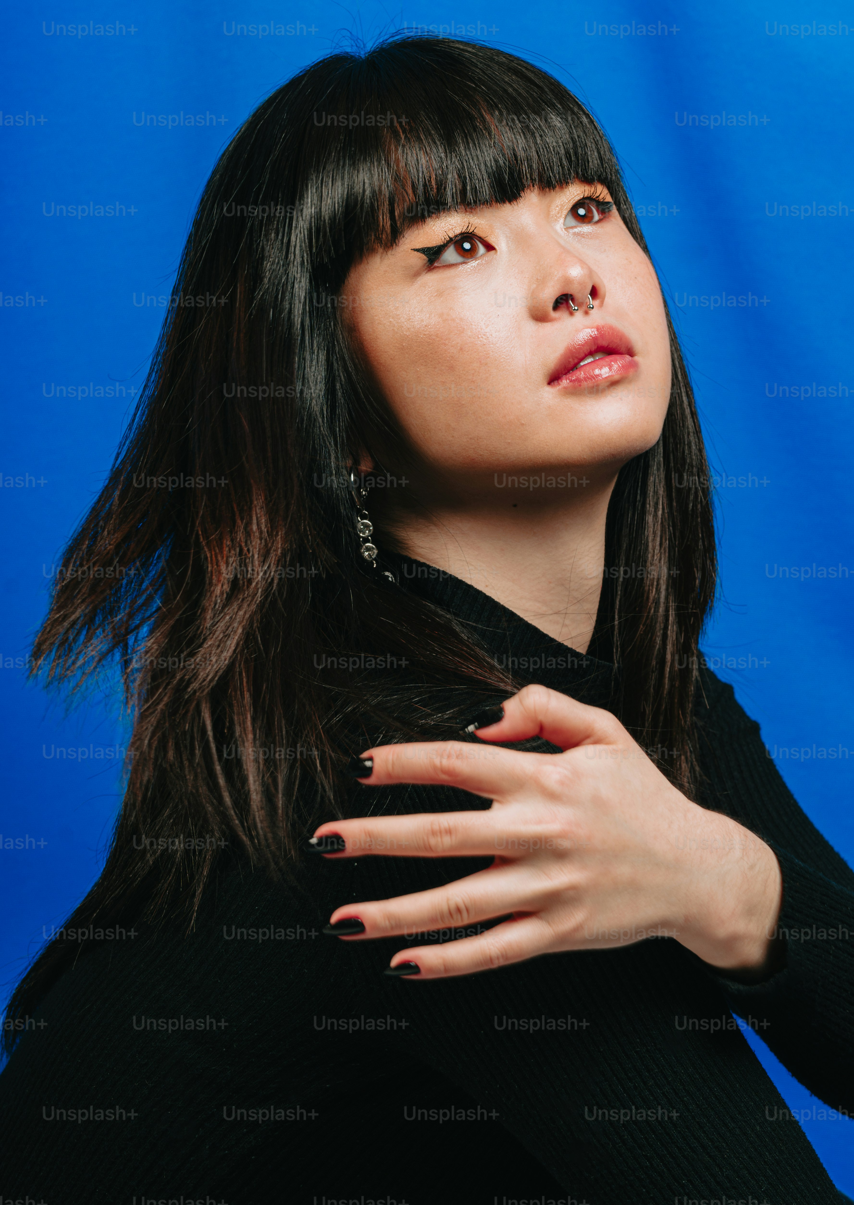 Eine Frau in einem schwarzen Hemd posiert für ein Foto