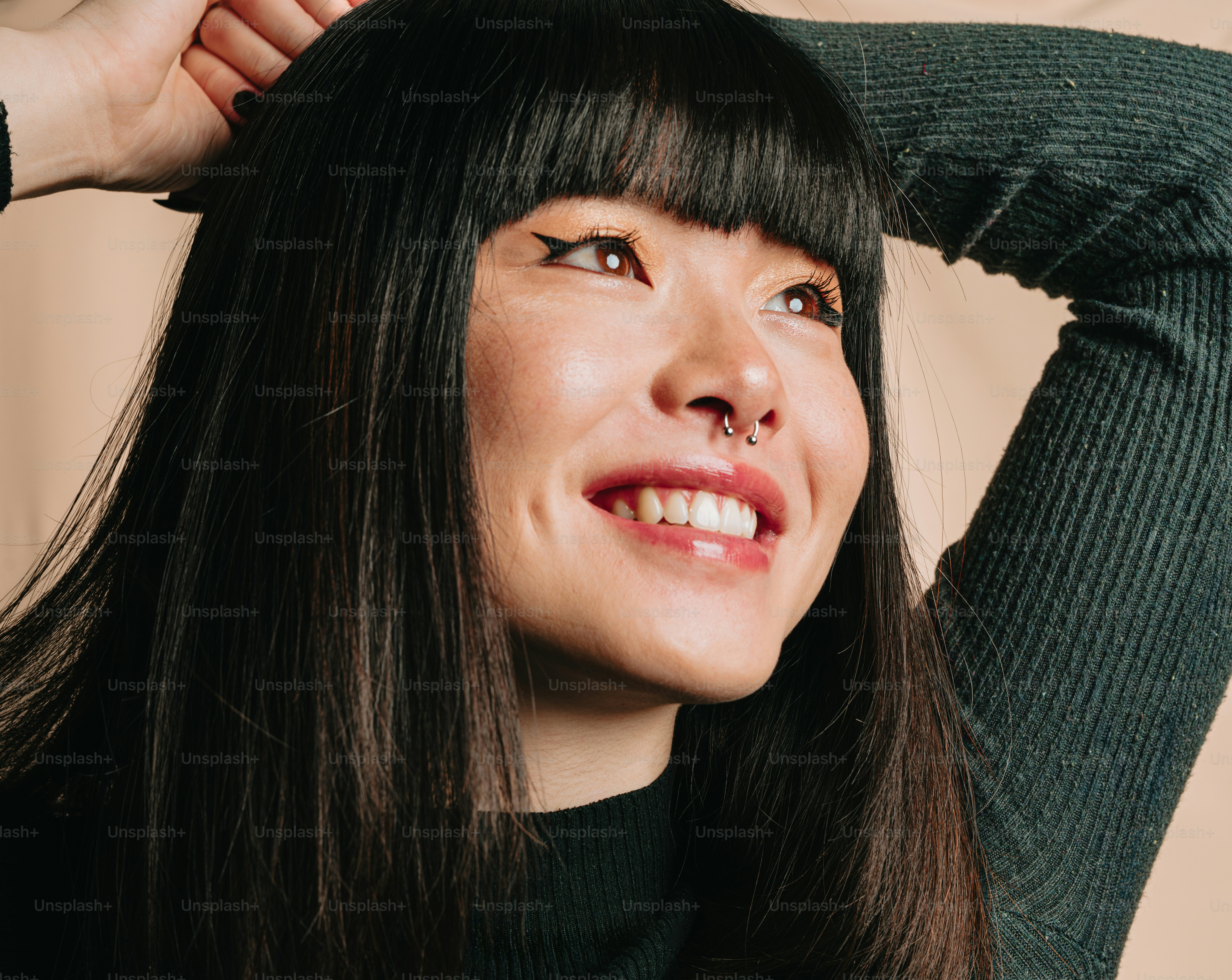 Eine Nahaufnahme einer Frau, die sich die Haare kämmt