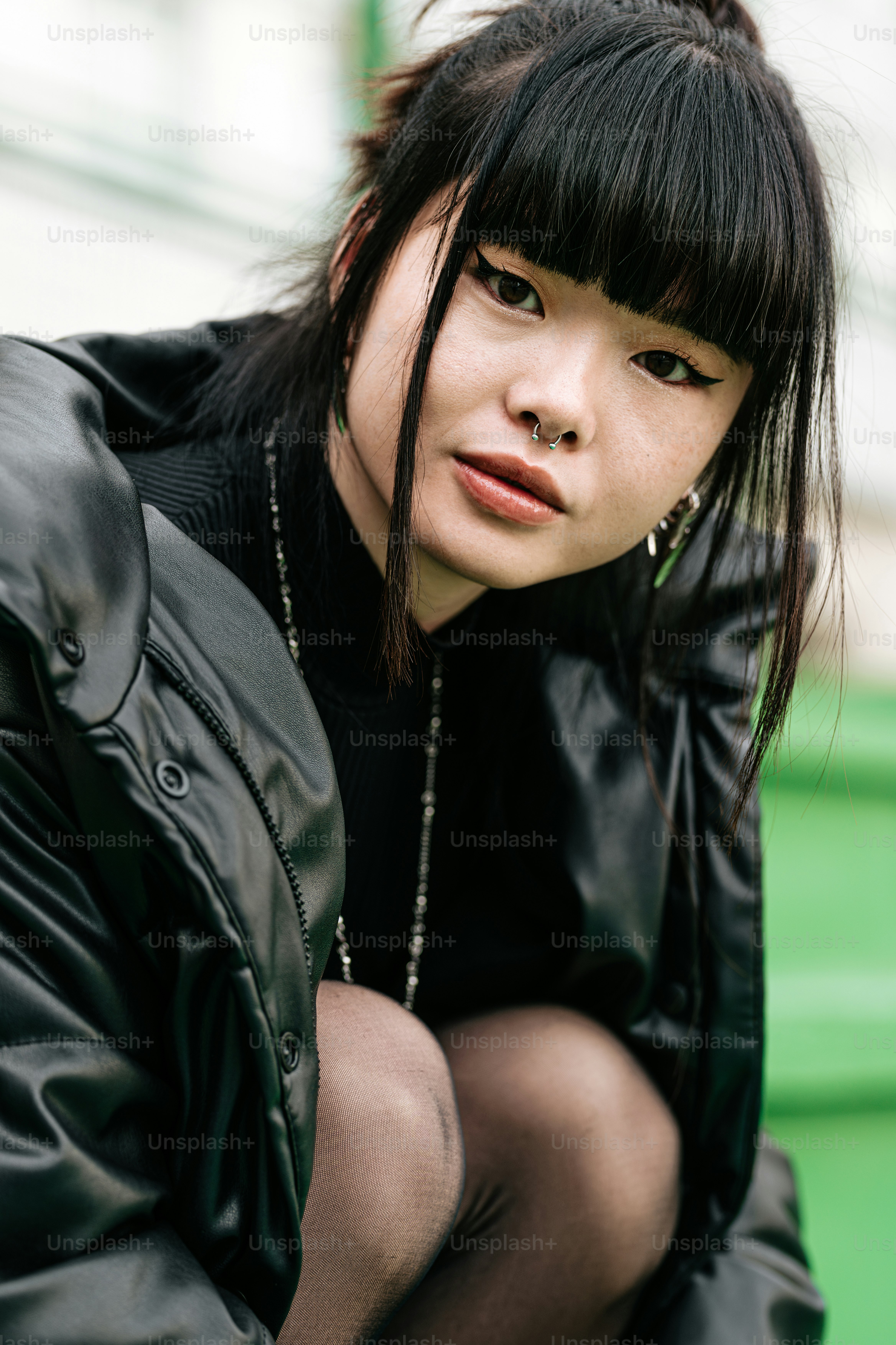 黒髪に黒ジャケットの女性
