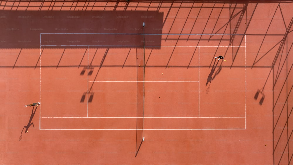 影のあるテニスコートの俯瞰図