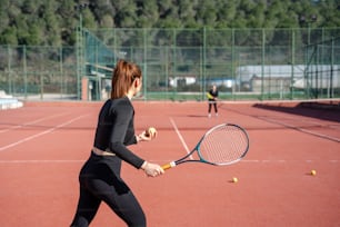 uma mulher segurando uma raquete de tênis em cima de uma quadra de tênis