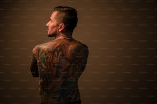 Un hombre con un tatuaje en la espalda completa en el cuerpo