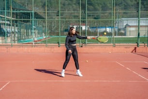 uma mulher está jogando tênis em uma quadra