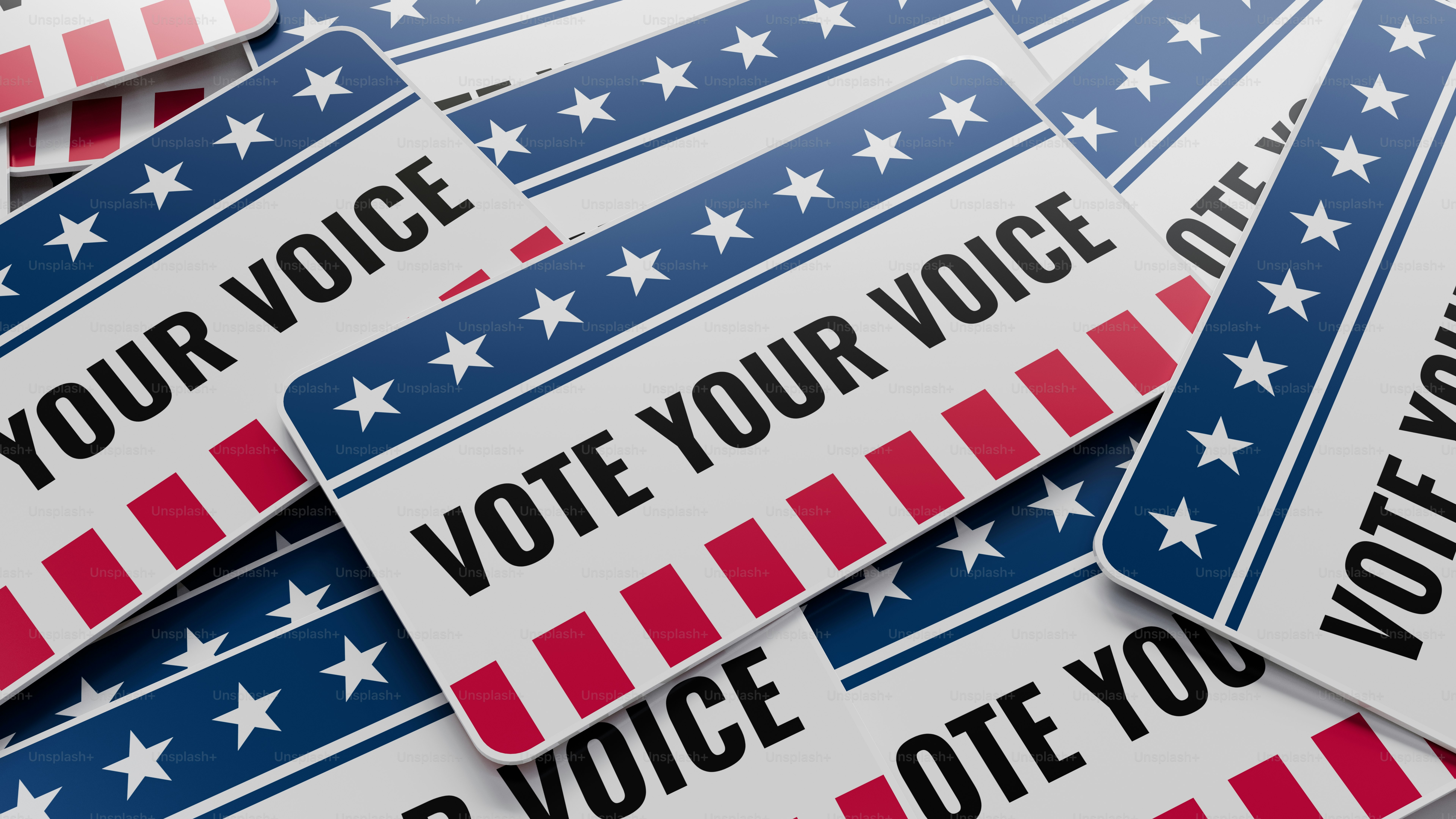 ein Stapel politischer Sticker, die übereinander liegen