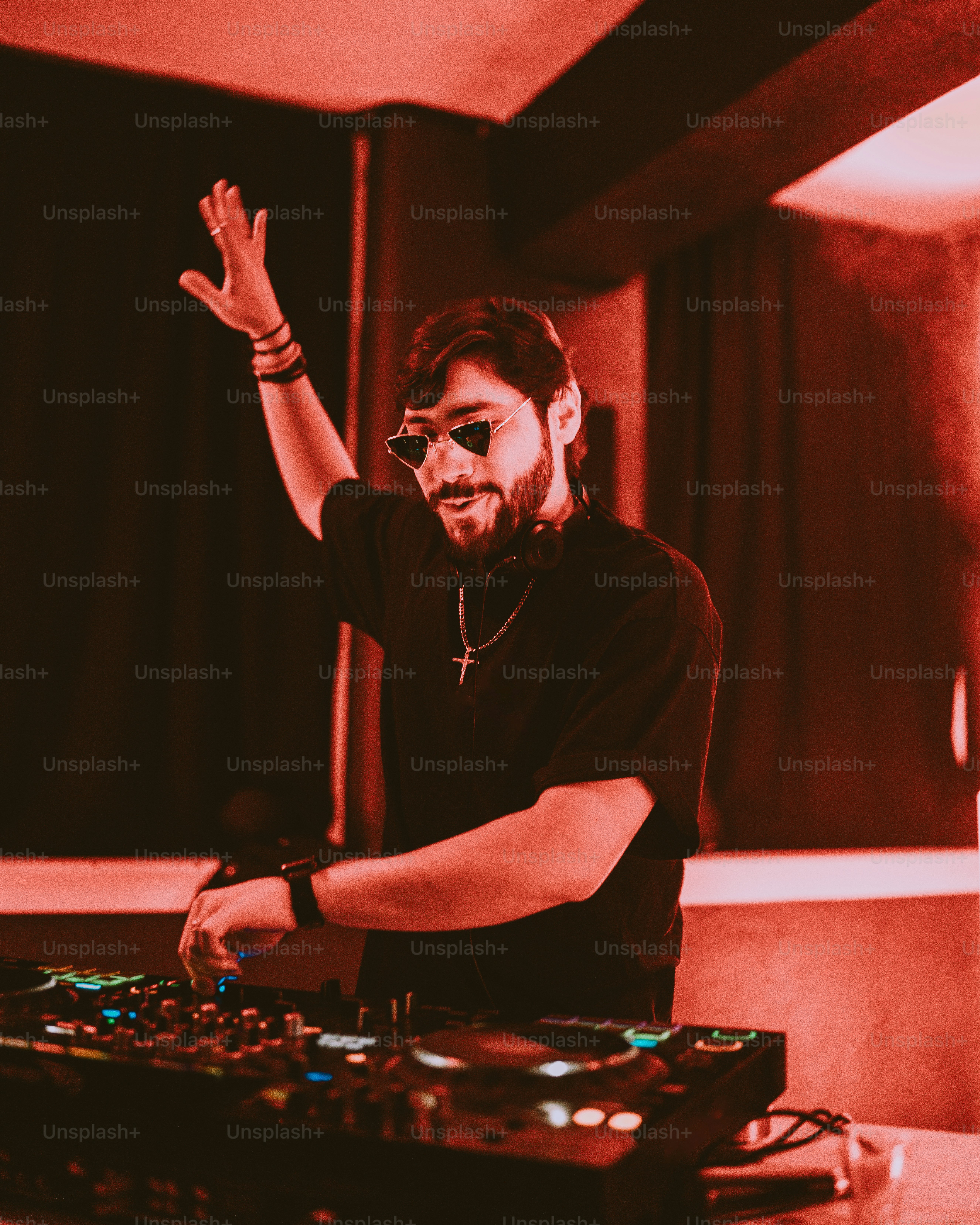 Ein Mann, der vor dem Mischpult eines DJs steht Foto – Bild zum Thema ...