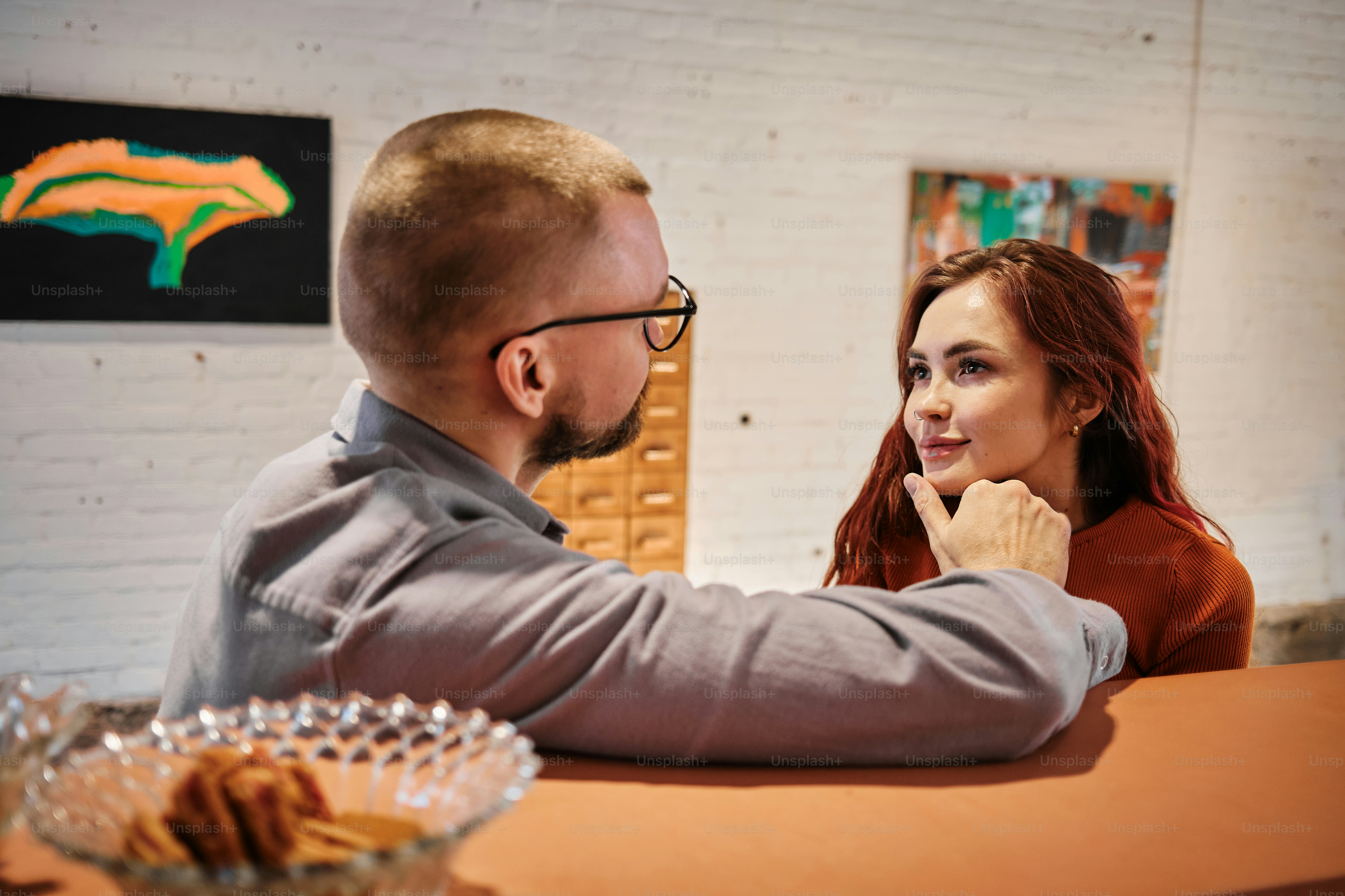 A couple dating in the art gallery/museum