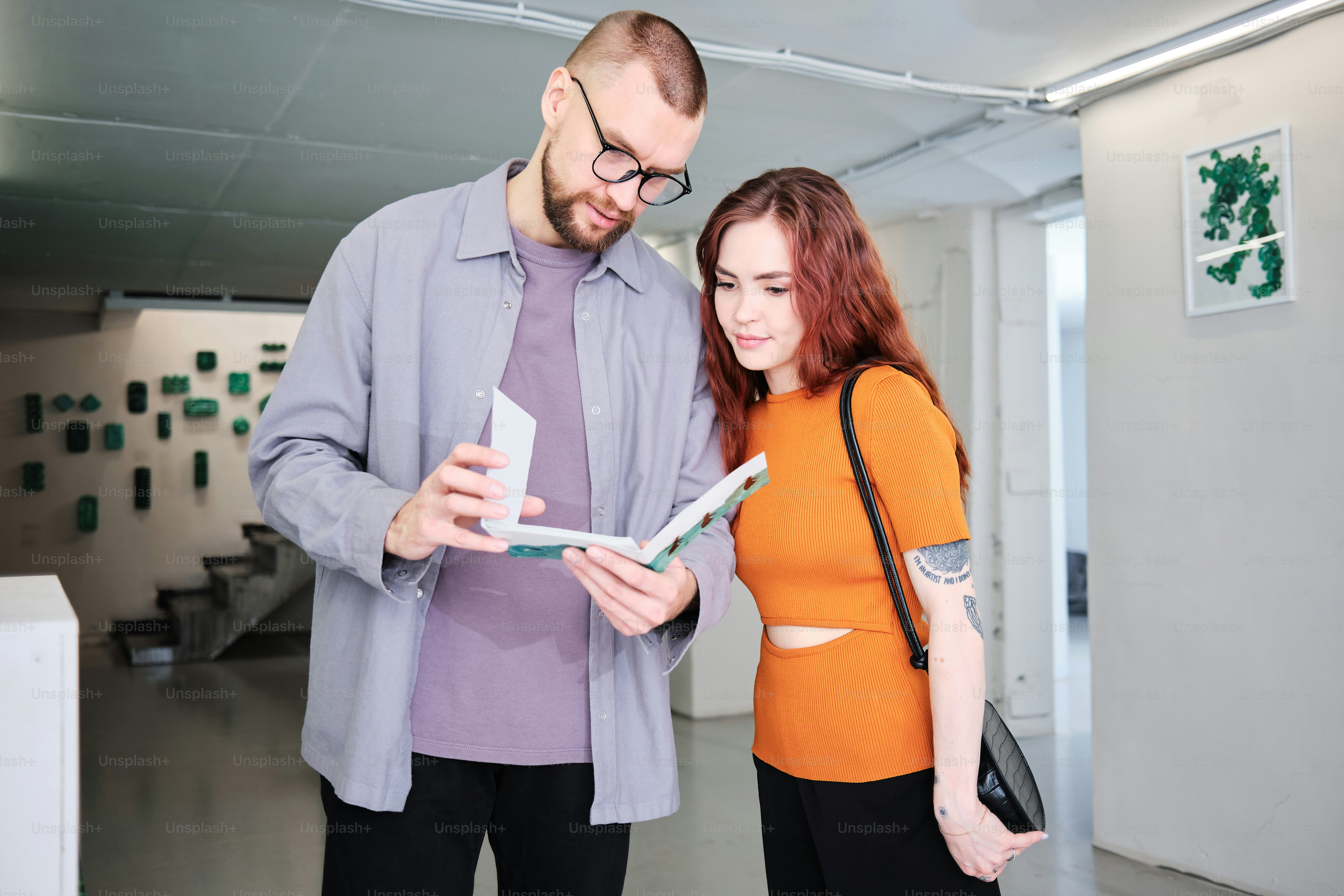 本を眺める男女