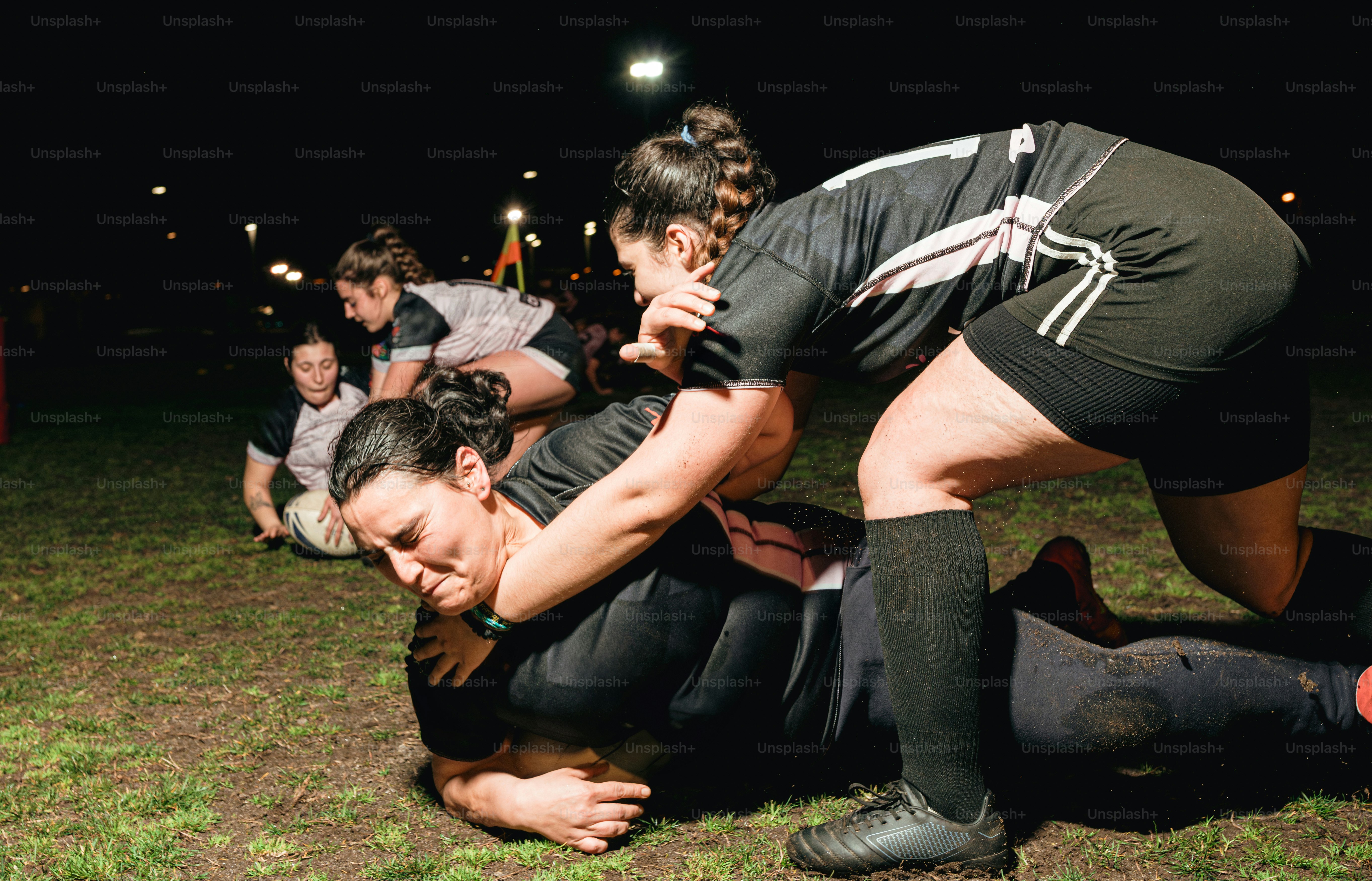sekelompok orang di lapangan bermain dengan frisbee