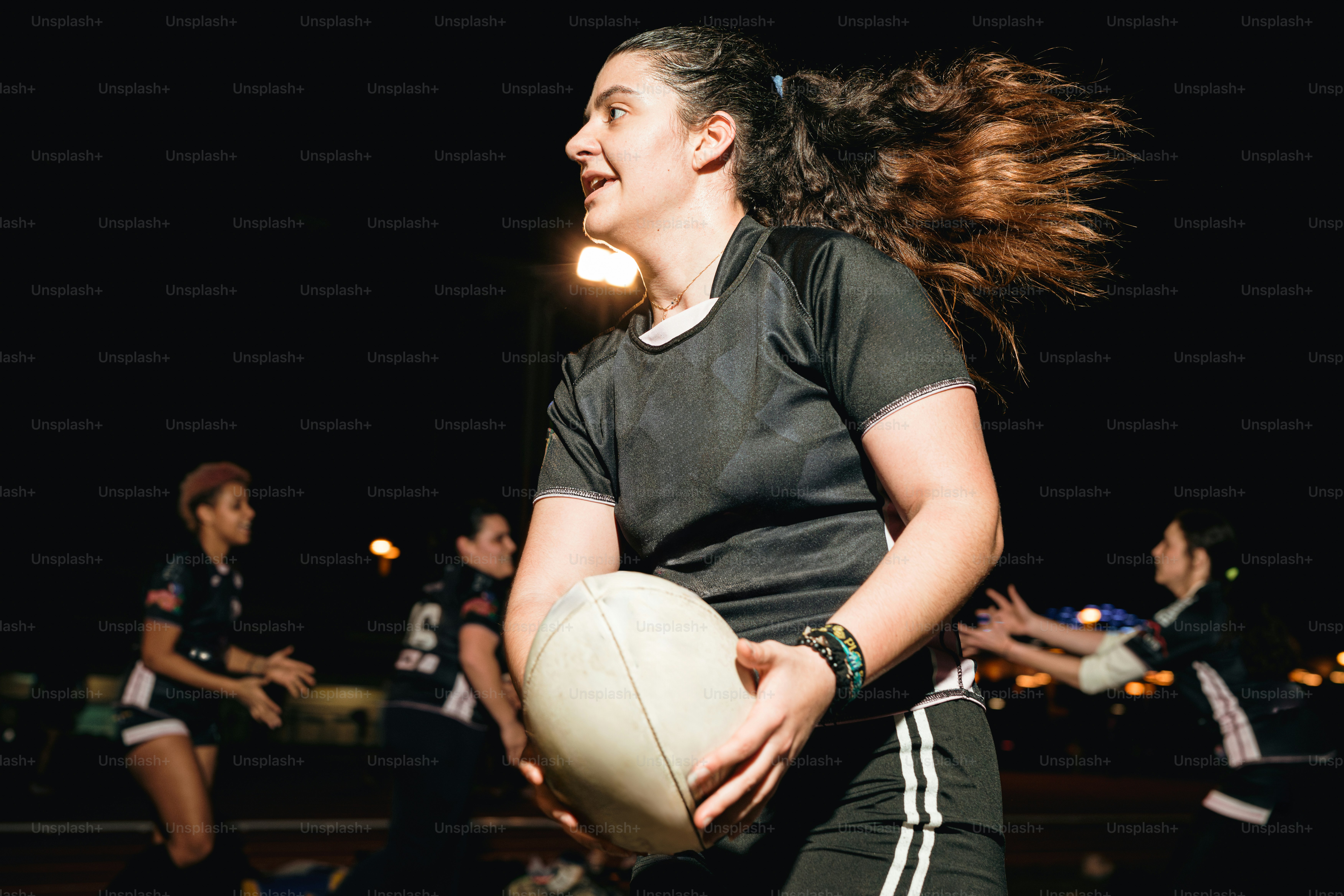 Seorang wanita memegang bola putih di tangannya
