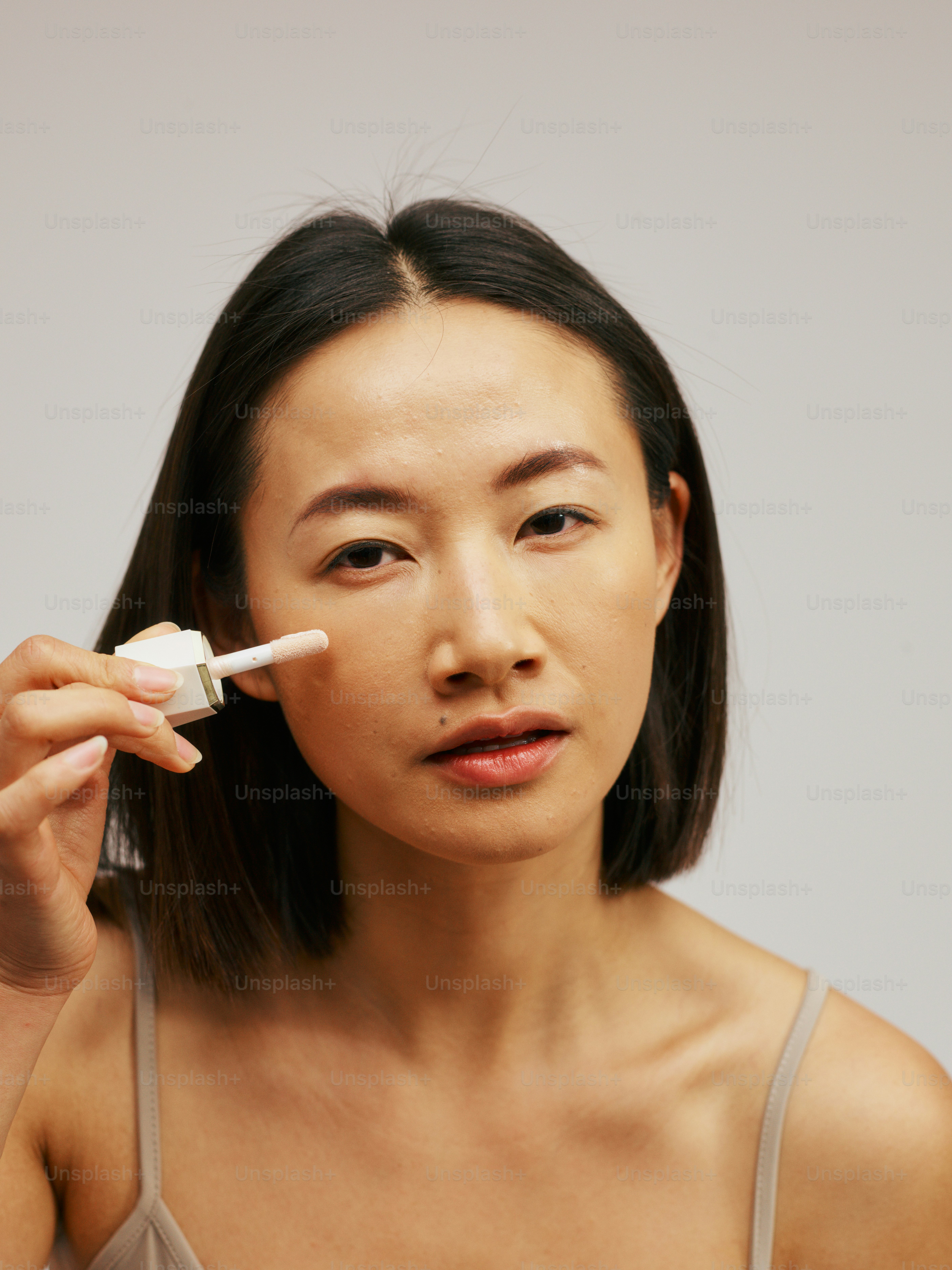 Une femme se brosse les dents avec une brosse à dents