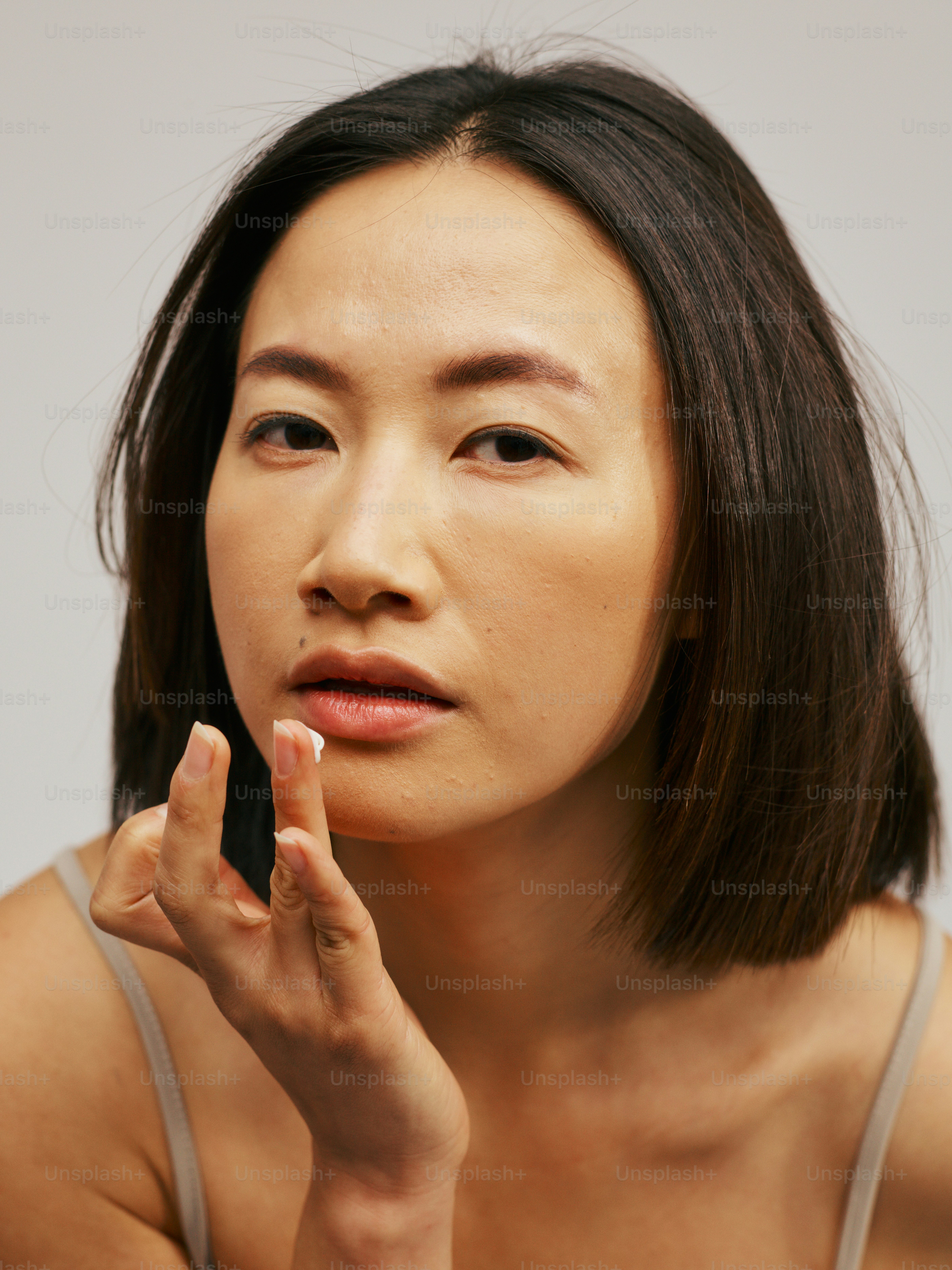 une femme tenant un téléphone portable contre son visage