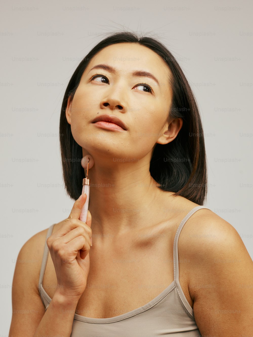 una donna che tiene uno spazzolino da denti sul viso