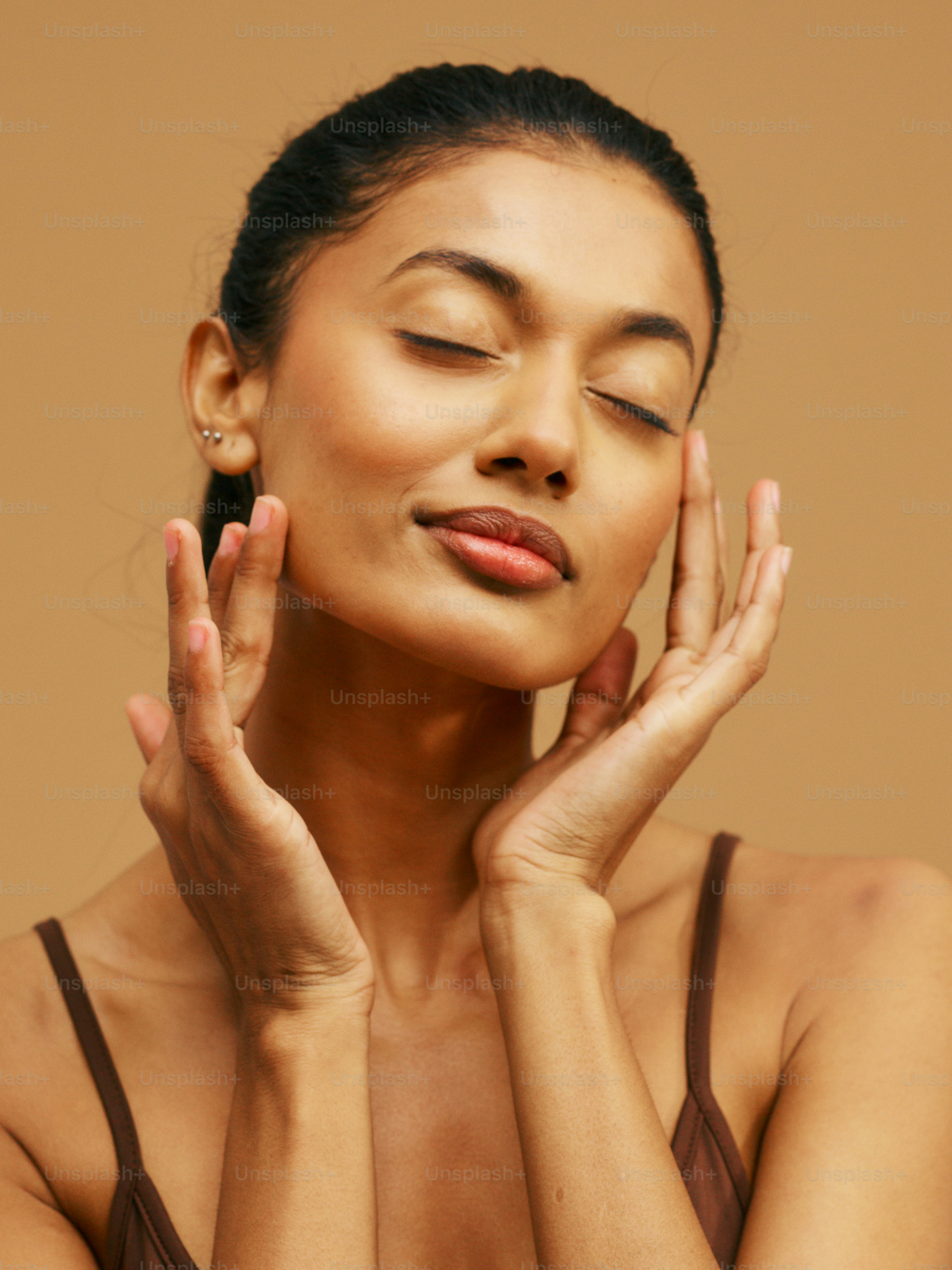 eine Frau mit den Händen vor dem Gesicht