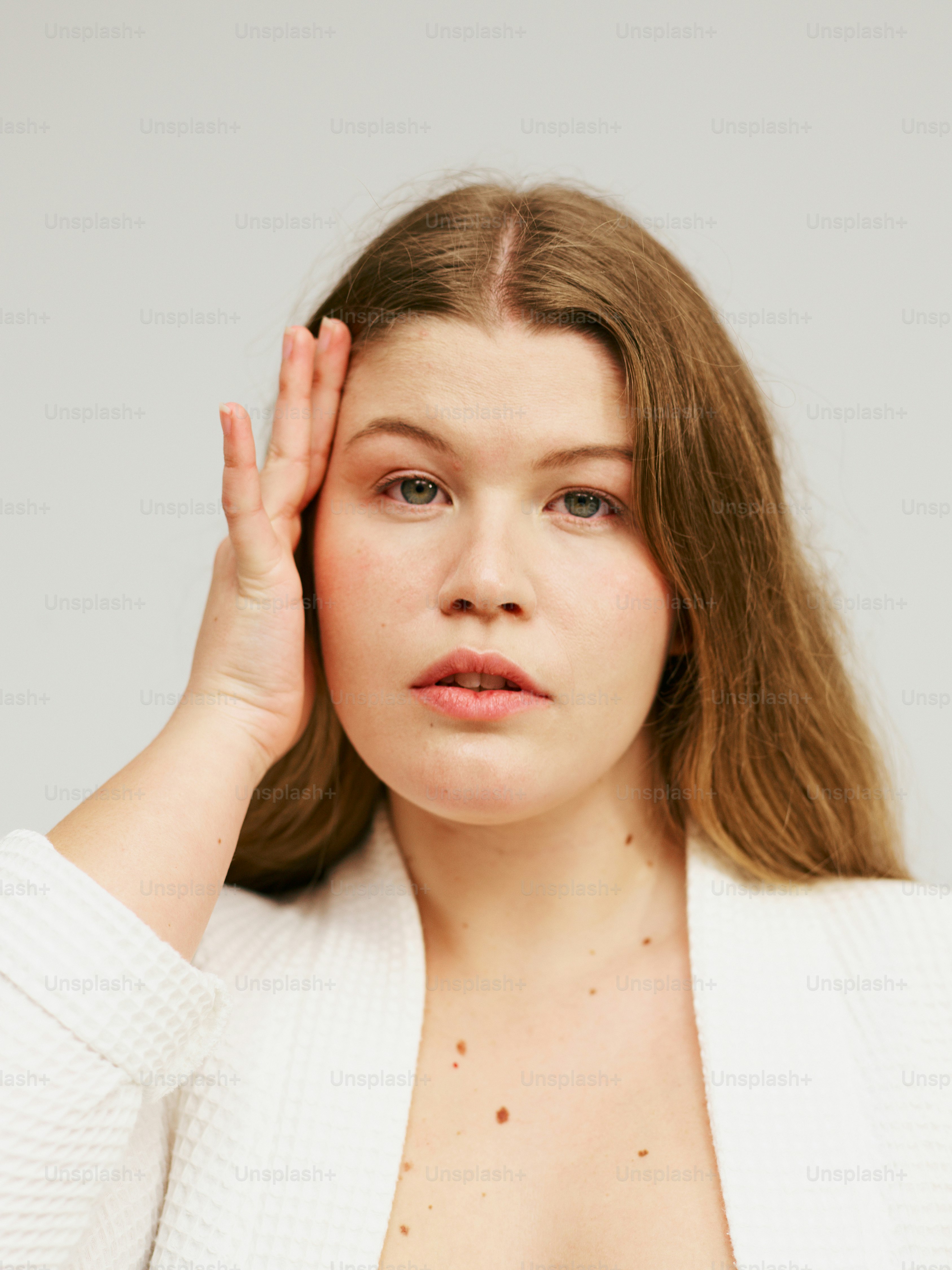 una mujer con la mano en la cabeza