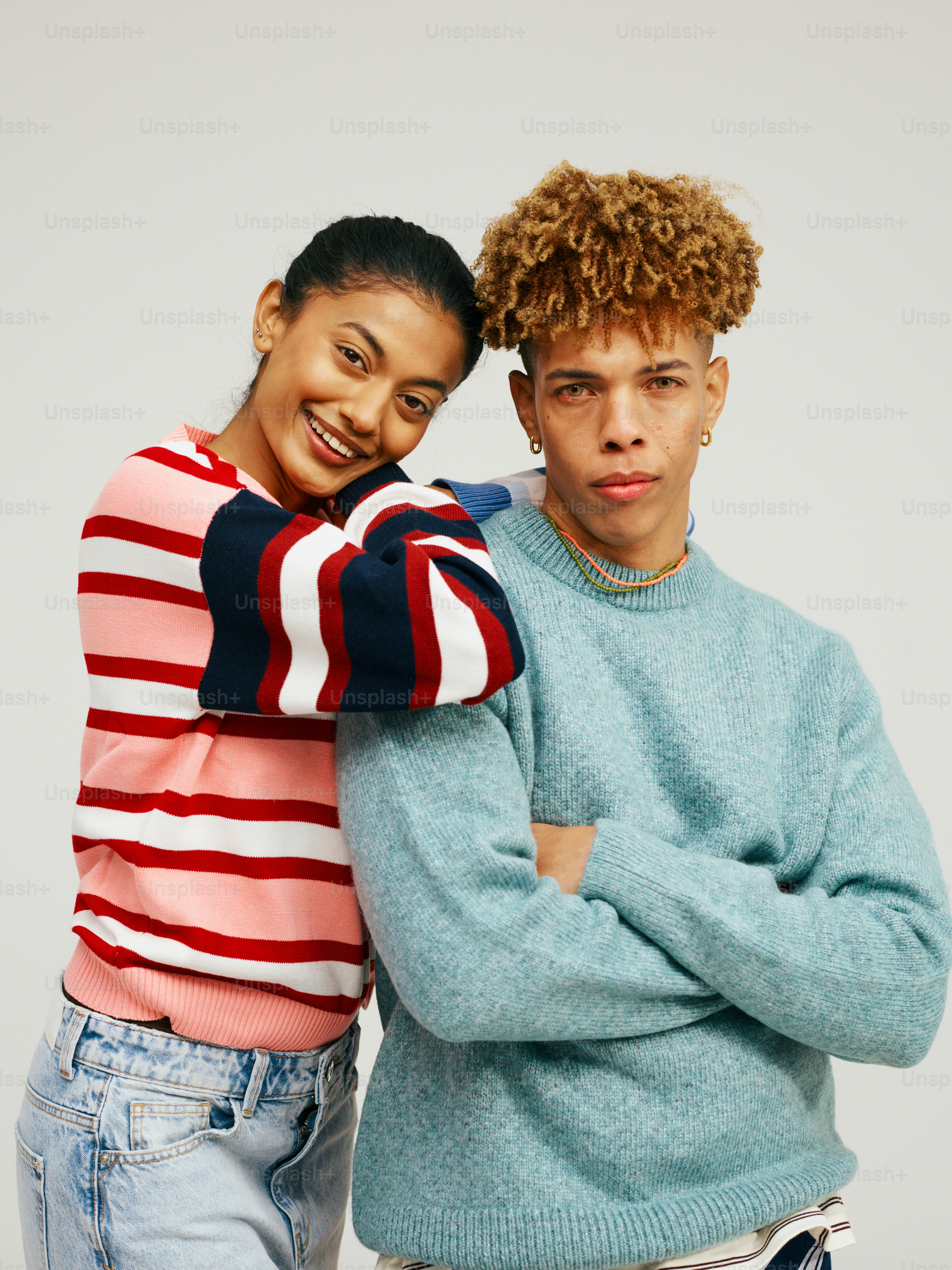 um par de pessoas em pé um ao lado do outro