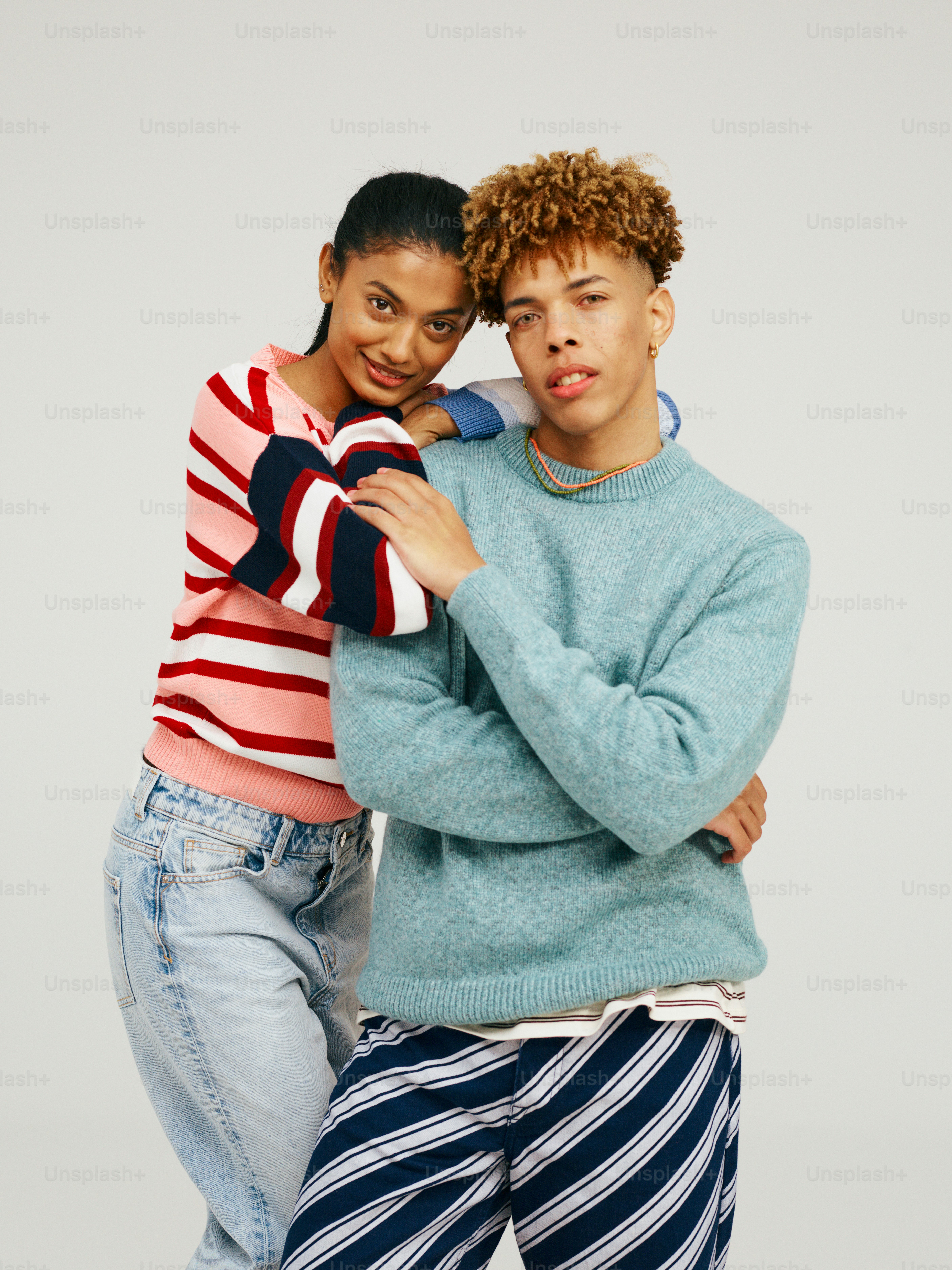 um par de pessoas em pé um ao lado do outro