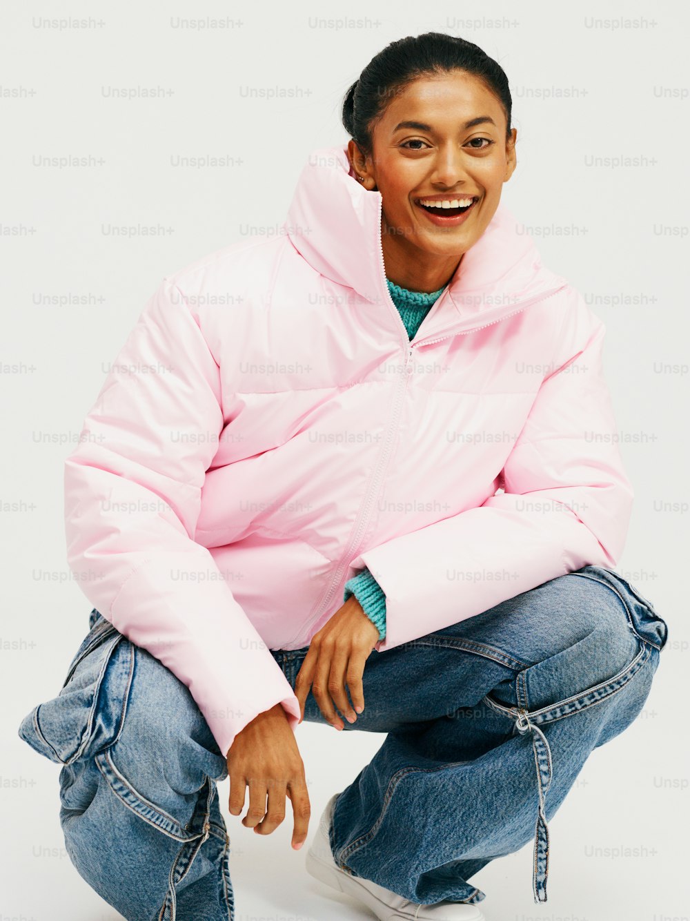 Eine Frau in einer rosa Jacke posiert für ein Foto