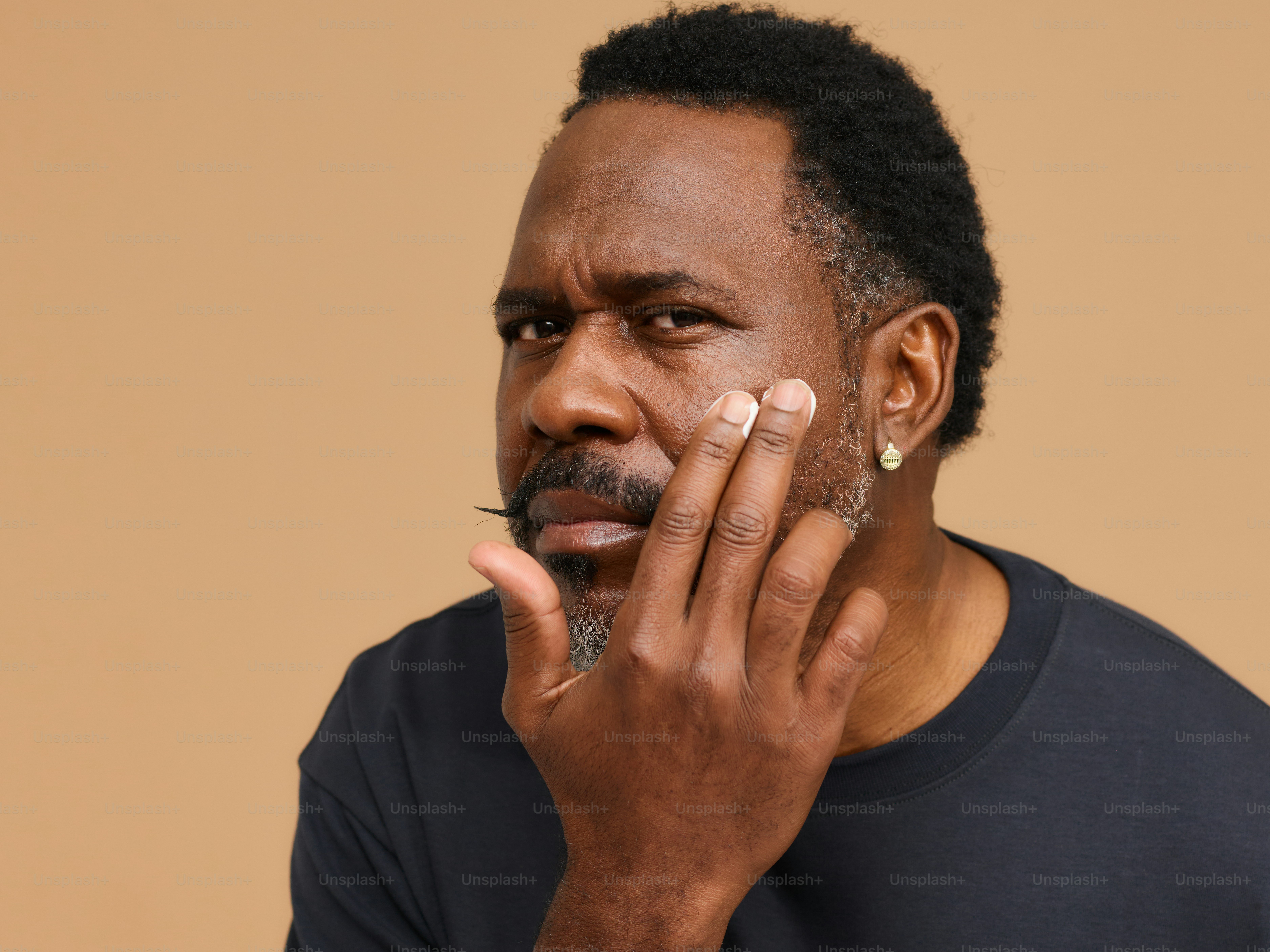 um homem com um cigarro na boca