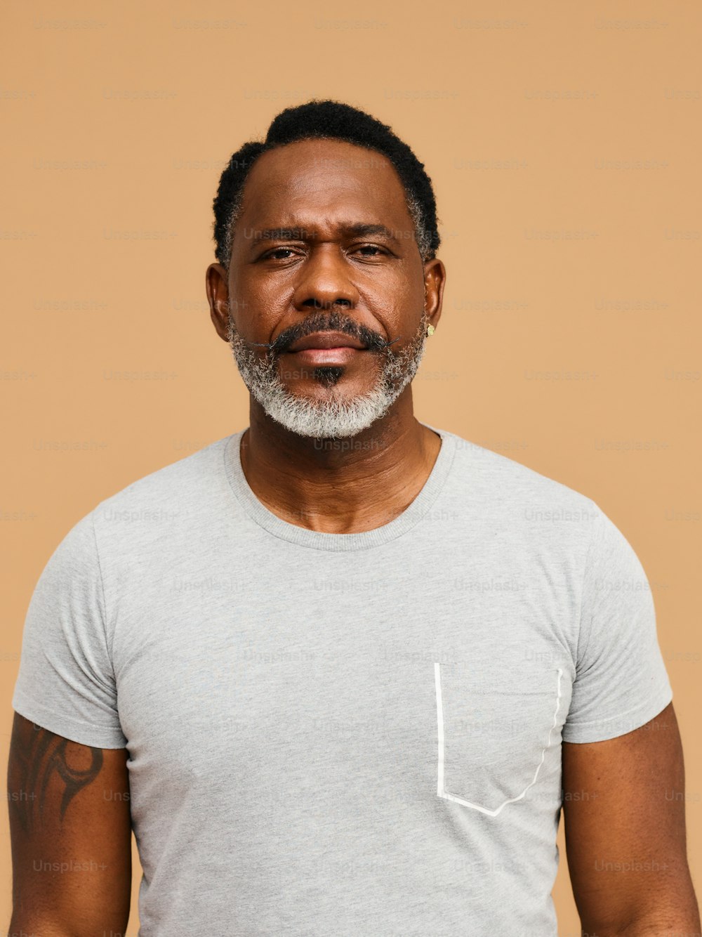 Ein Mann mit Bart und weißem Hemd