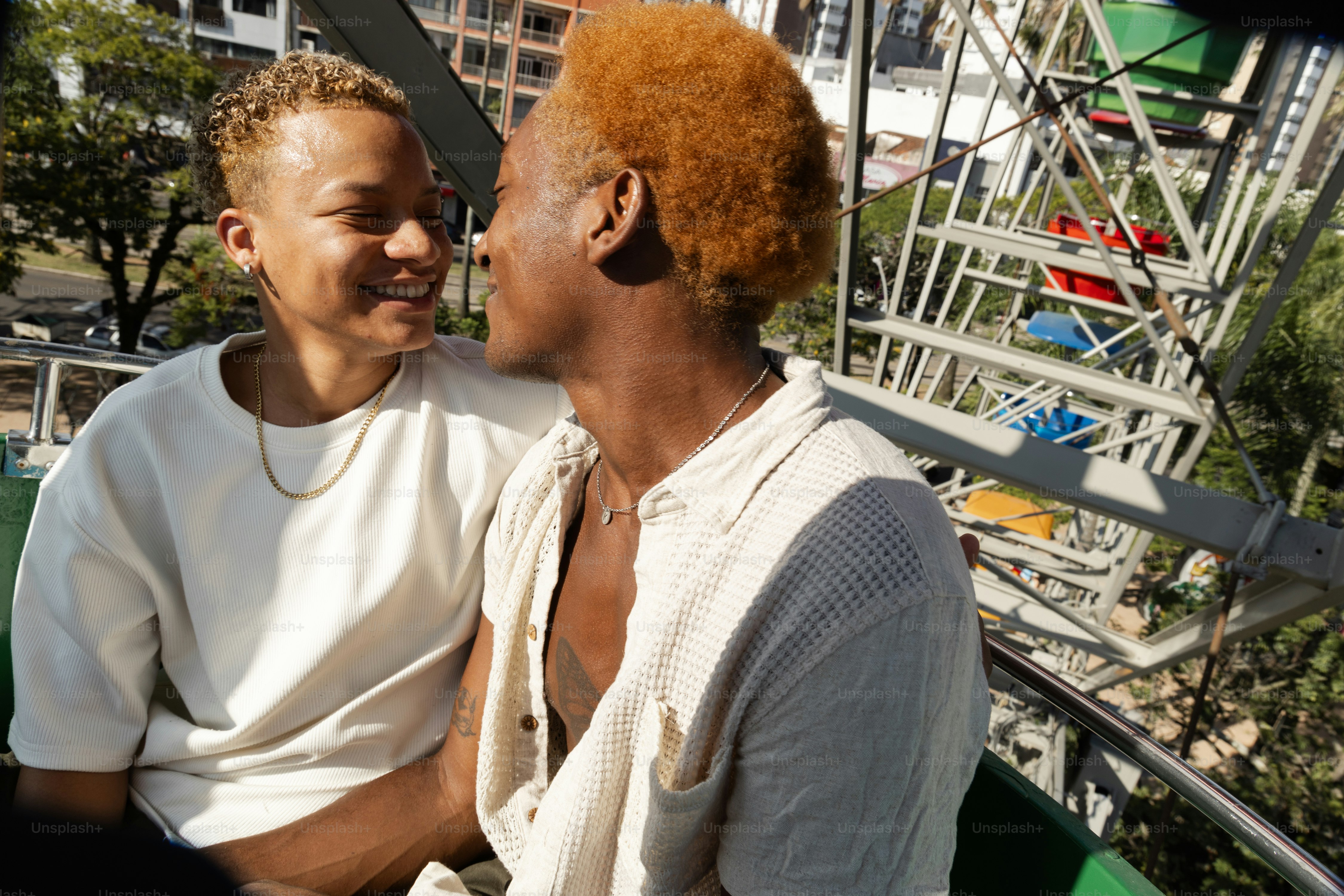 ジェットコースターに座る男女