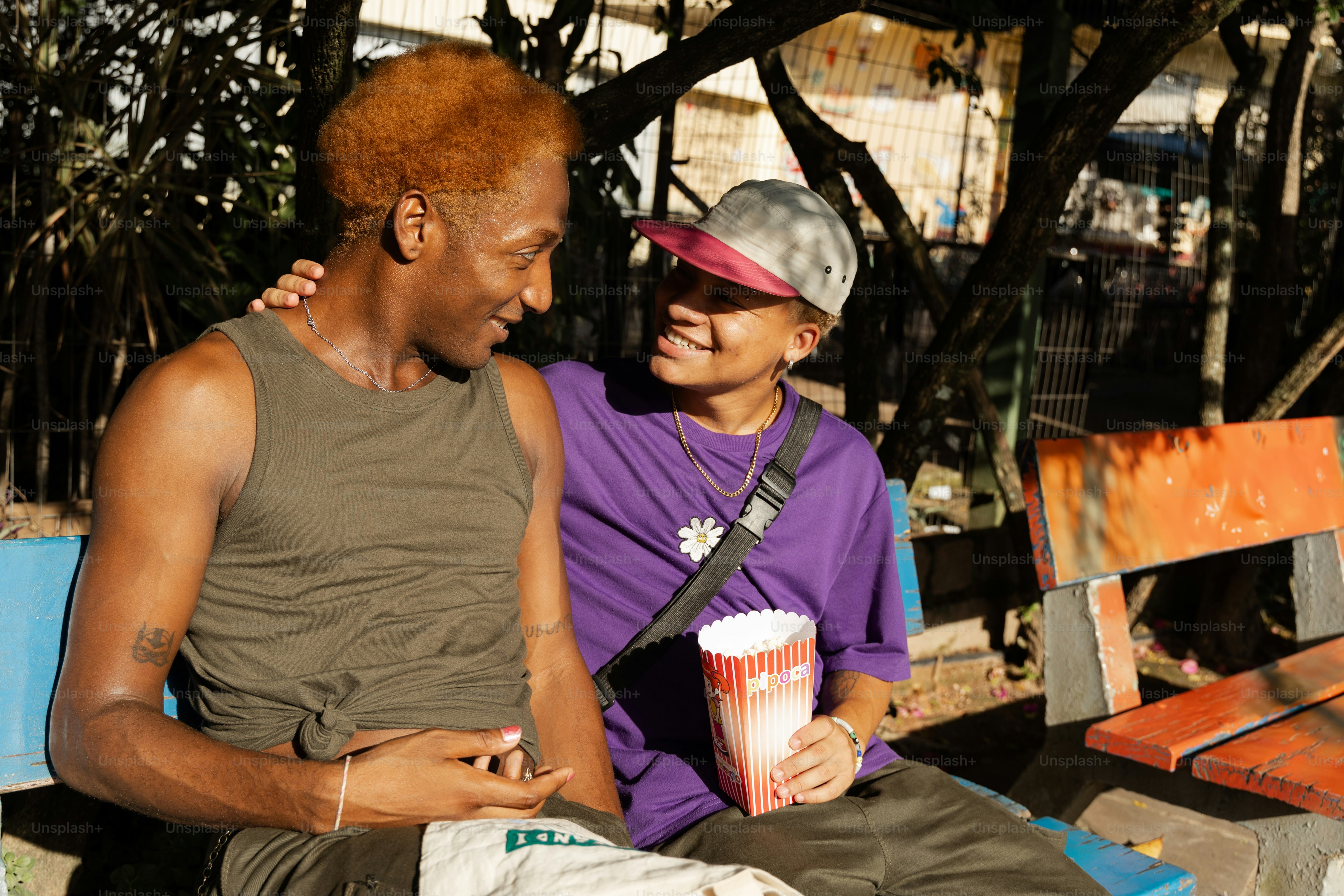 ベンチに座る男女
