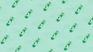 um grupo de óculos sentados em cima de uma superfície verde