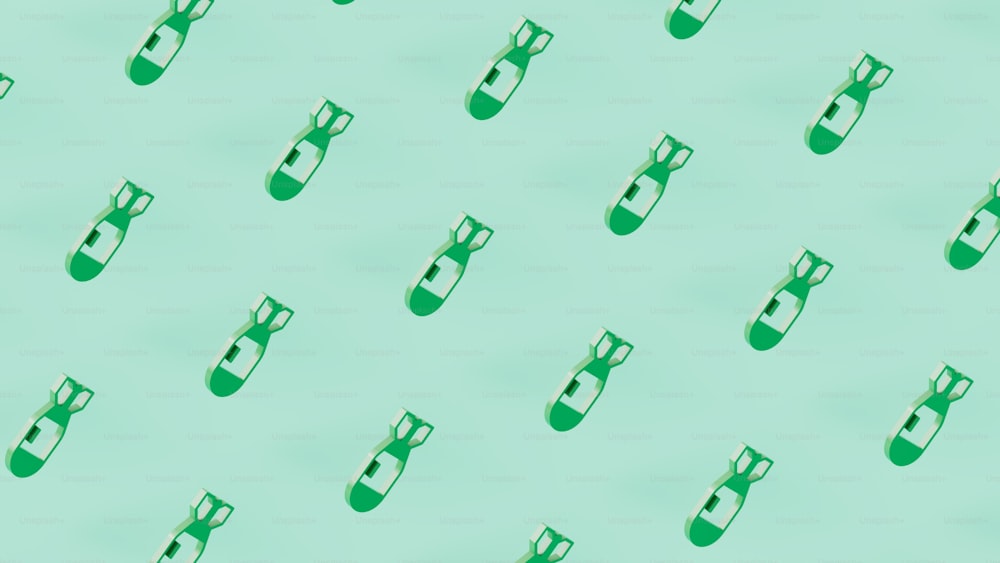 Un grupo de vasos colocados sobre una superficie verde